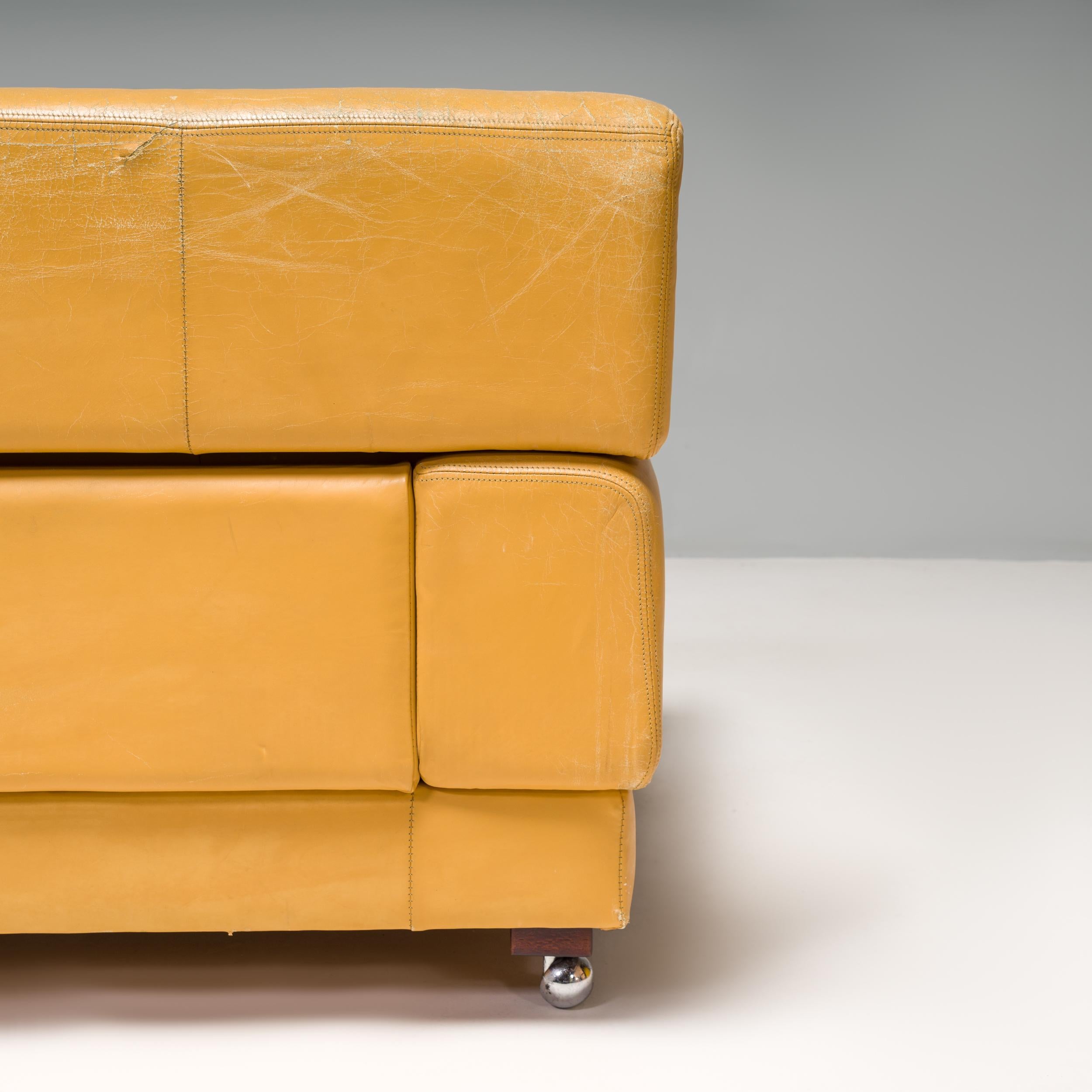 Gelbes Leder-Sofa mit 2 Sitzen von Percival Lafer, um 1960 im Angebot 5