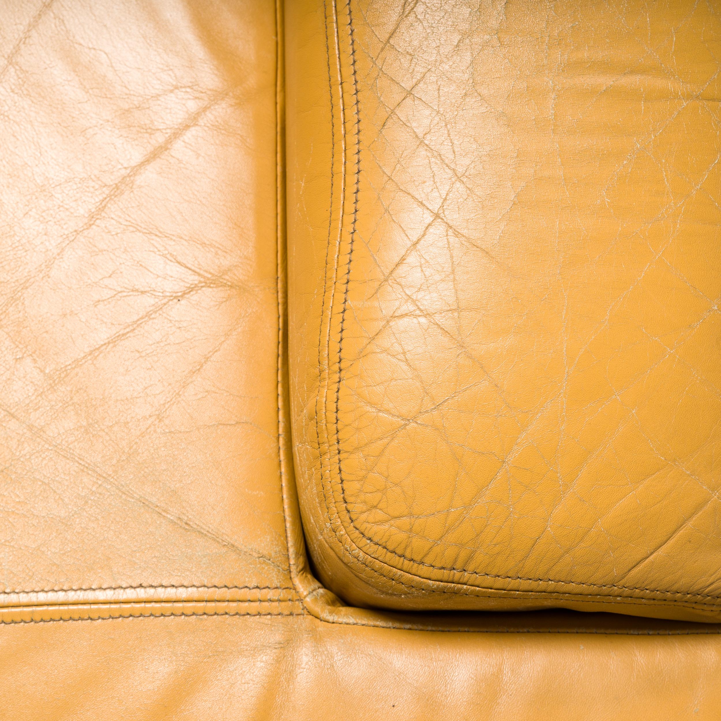 Gelbes Leder-Sofa mit 2 Sitzen von Percival Lafer, um 1960 im Angebot 8