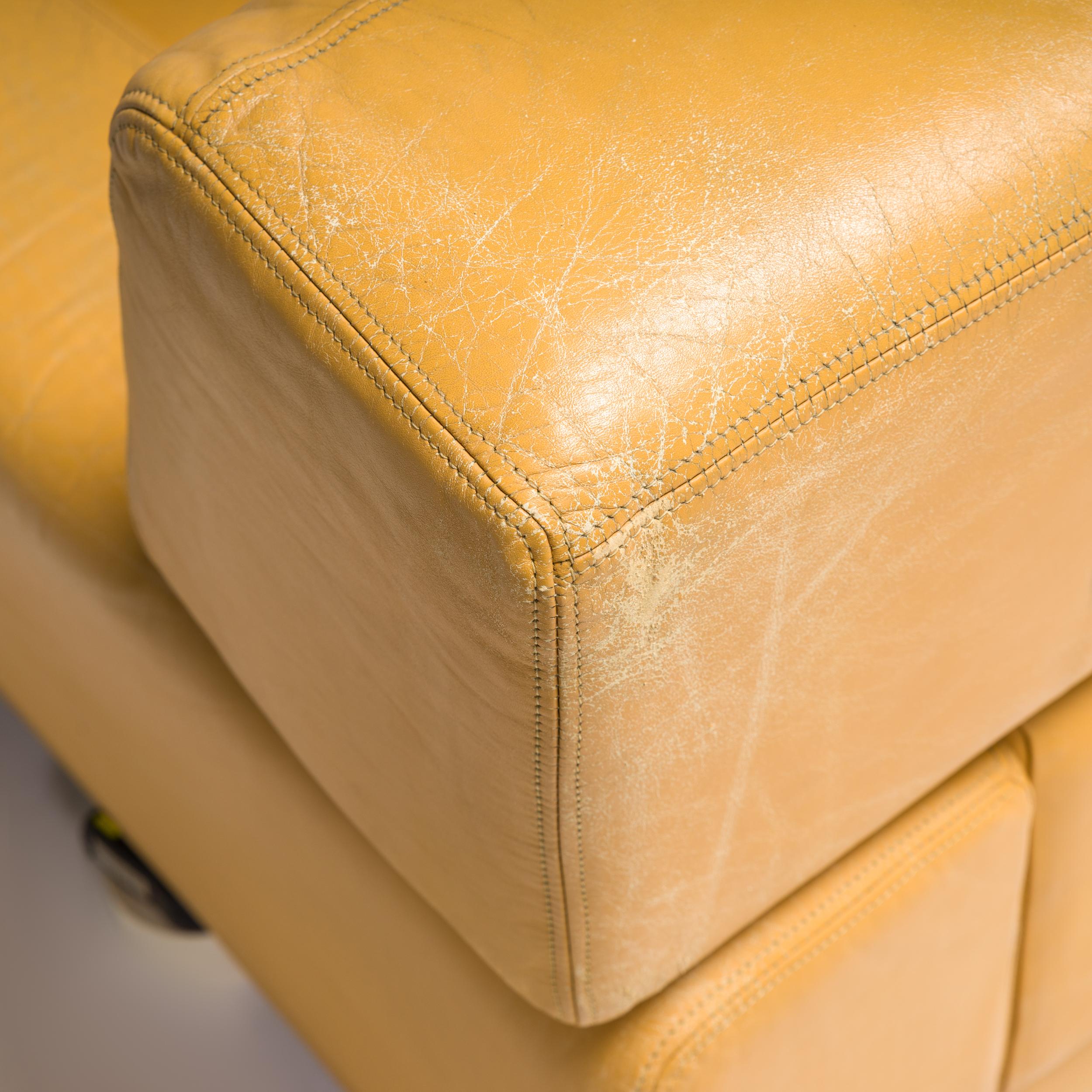 Gelbes Leder-Sofa mit 2 Sitzen von Percival Lafer, um 1960 im Angebot 10