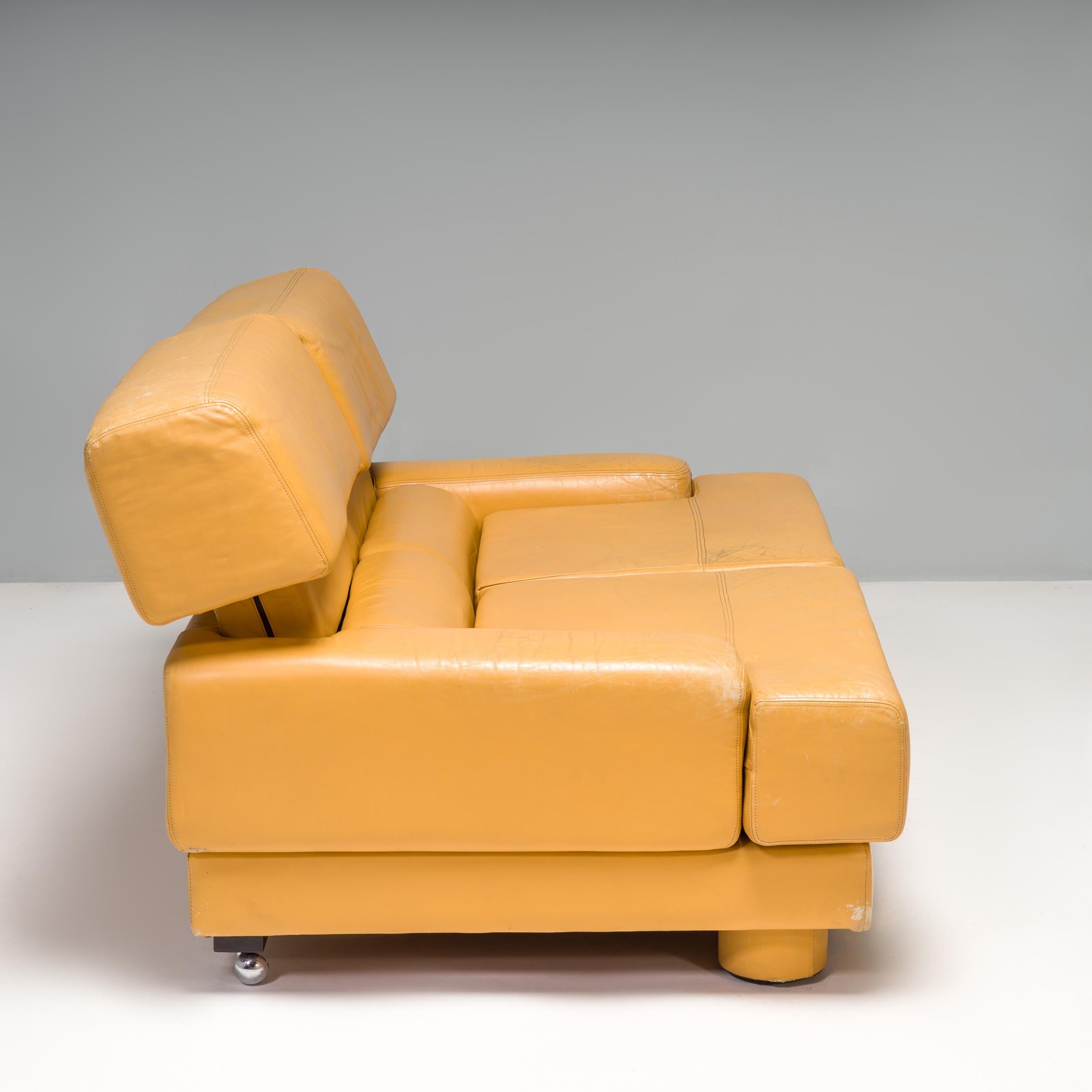 Gelbes Leder-Sofa mit 2 Sitzen von Percival Lafer, um 1960 im Angebot 1