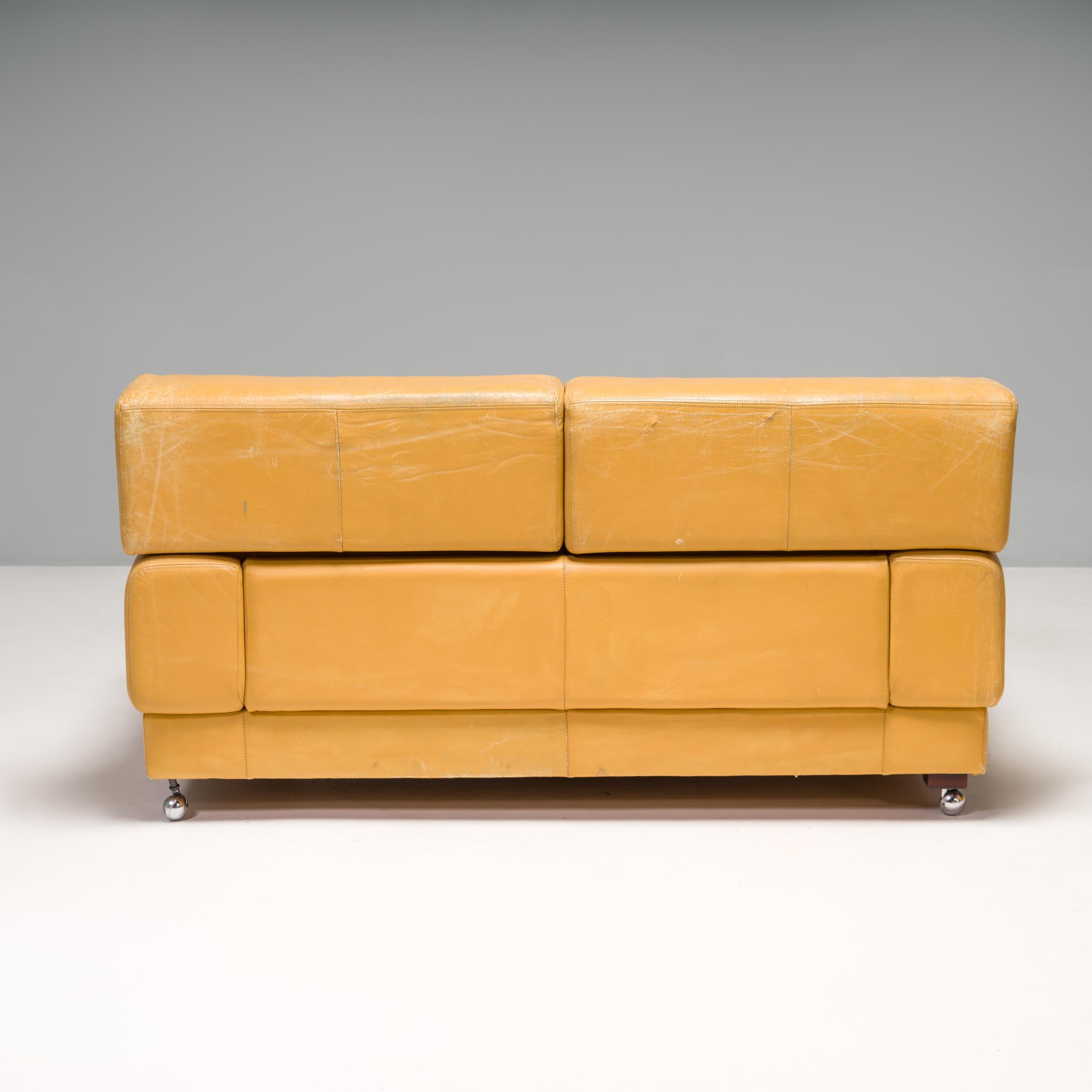 Gelbes Leder-Sofa mit 2 Sitzen von Percival Lafer, um 1960 im Angebot 2