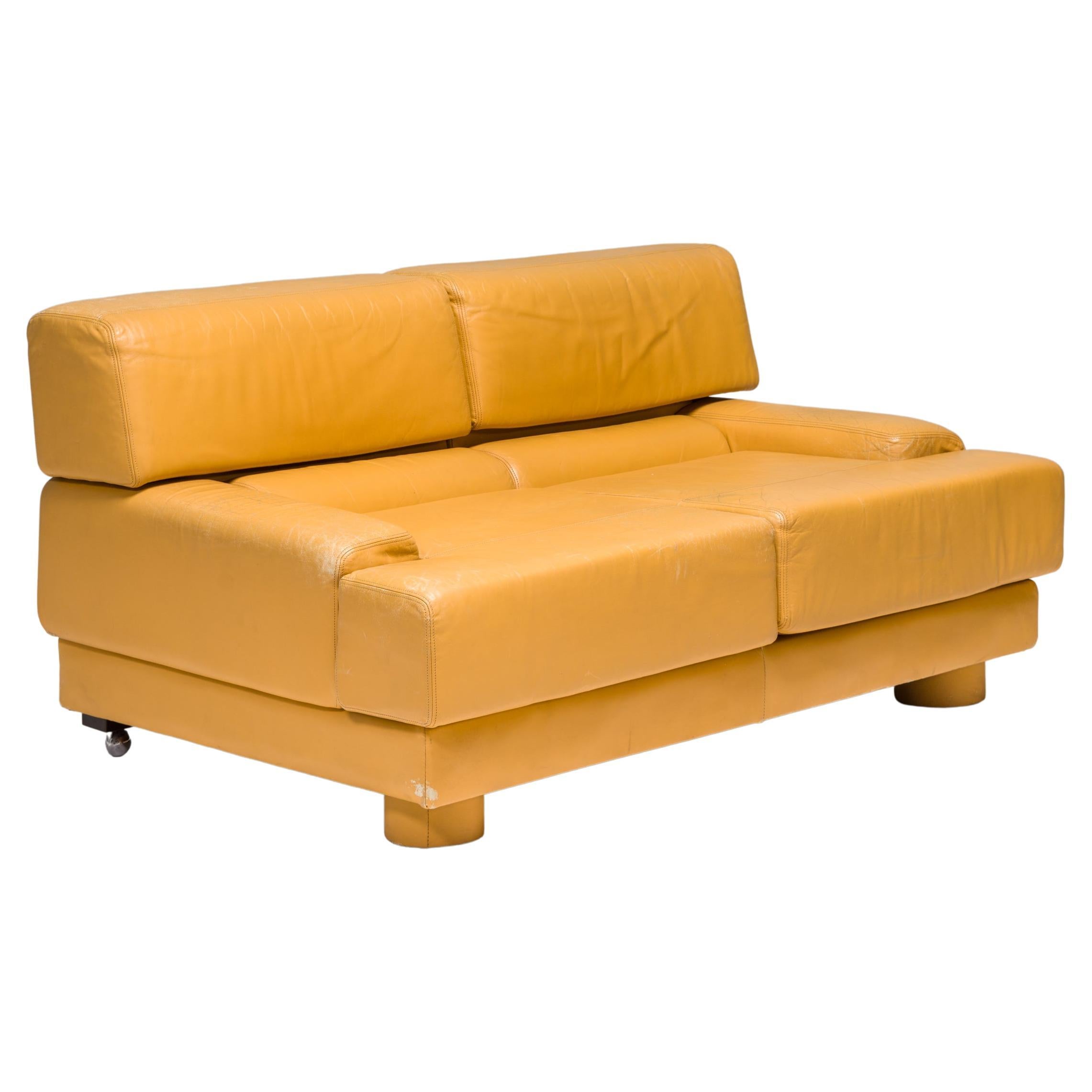 Gelbes Leder-Sofa mit 2 Sitzen von Percival Lafer, um 1960 im Angebot