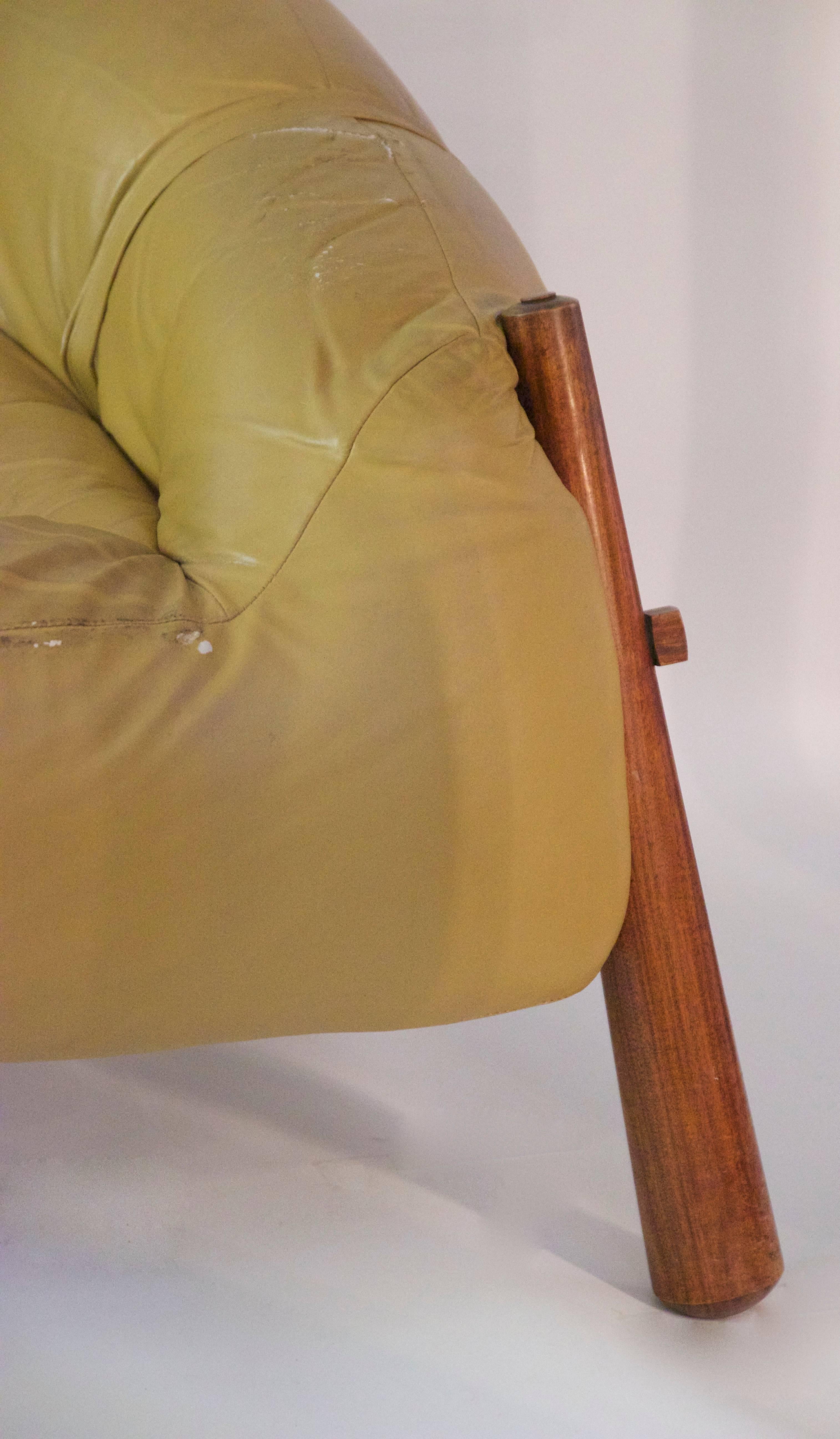 Percival Lafer, sofa,
Wooden and leather base,
circa 1958, Brazil.
Leather to redone.
Measures: Height 87 cm, sitting height 40 cm, width 1m77, depth 60 cm.
