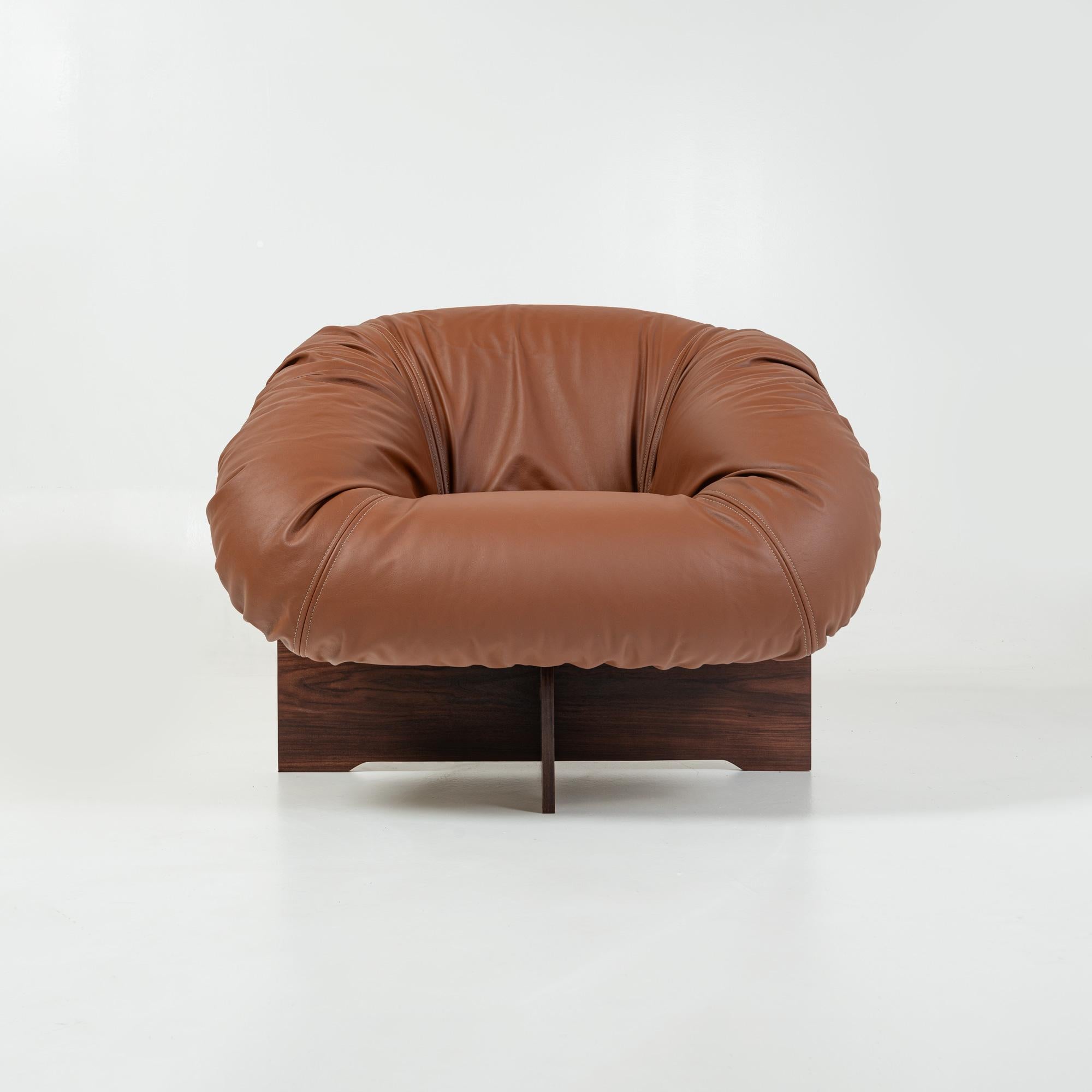 A rare lounge chair designed by Percival Lafer for Móveis Lafer, Model MP-61, with fiberglass shell, rosewood plywood base. Restored and reupholstered in Maharam Brown leather. In great restored condition, minor nicks on the base and the