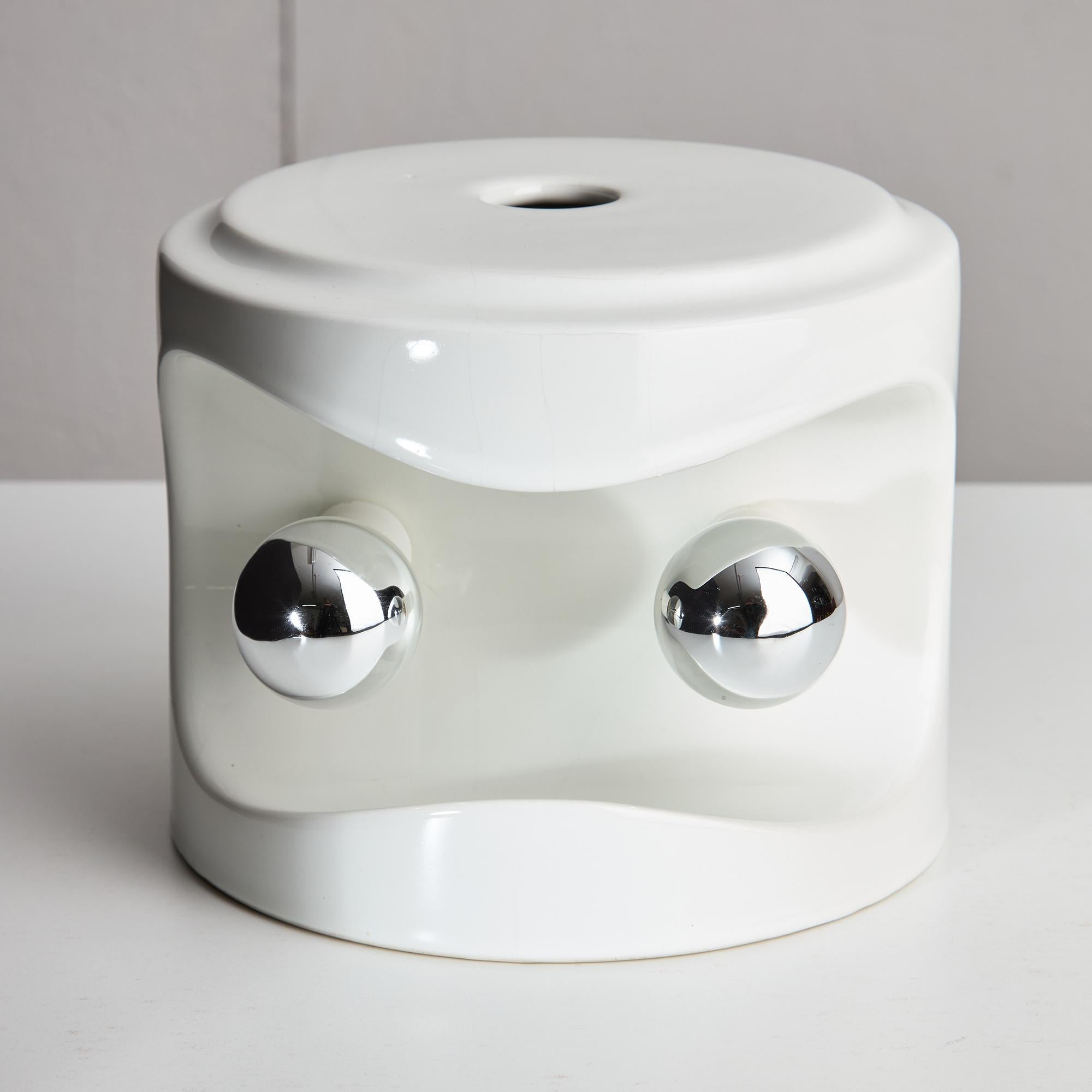 Whiting présente notre étonnante lampe en céramique blanche, conçue avec une forme arrondie distinctive qui combine harmonieusement la fonctionnalité et l'art. Cette pièce remarquable ne se contente pas de fournir de la lumière ; elle sert à