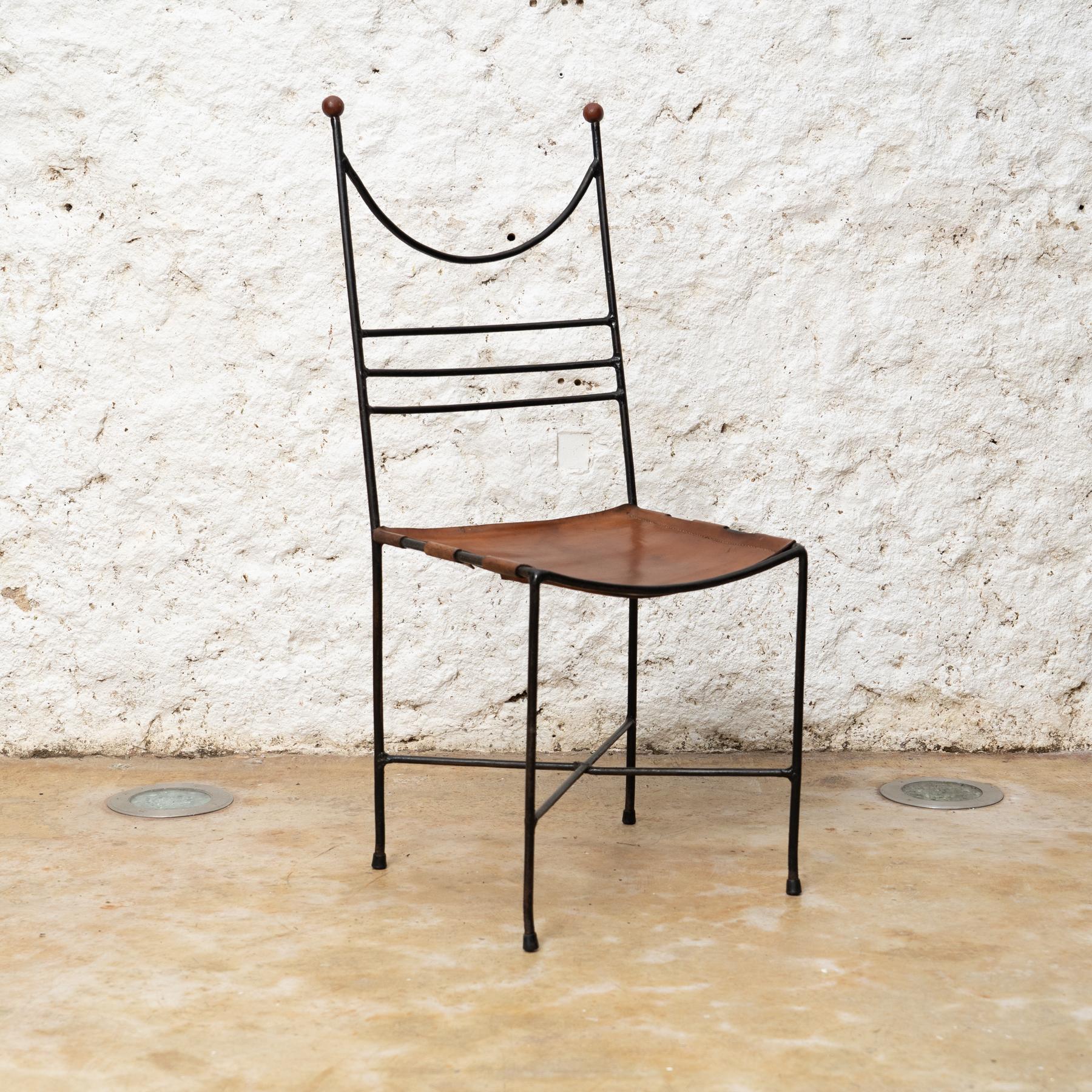 Tauchen Sie ein in die zeitlose Anziehungskraft des modernen Designs der Mitte des Jahrhunderts mit dem Pere Cosp Iron and Leather Chair, einem skulpturalen Meisterwerk, das um 1960 in Spanien gefertigt wurde. Dieser von Pere Cosp entworfene Stuhl