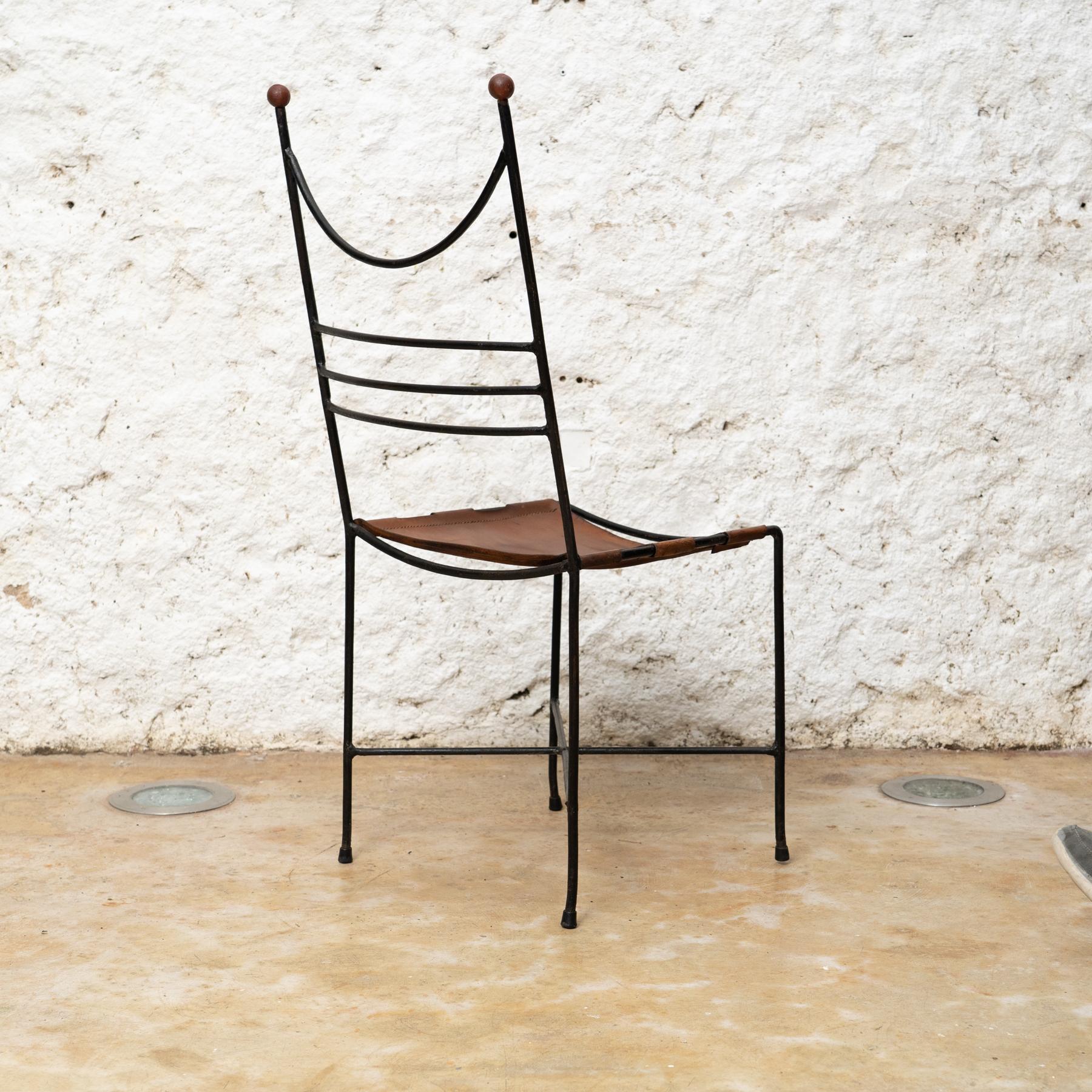 Pere Cosp Eisen und Leder Stuhl Mid Century Modern, um 1960 (Spanisch) im Angebot