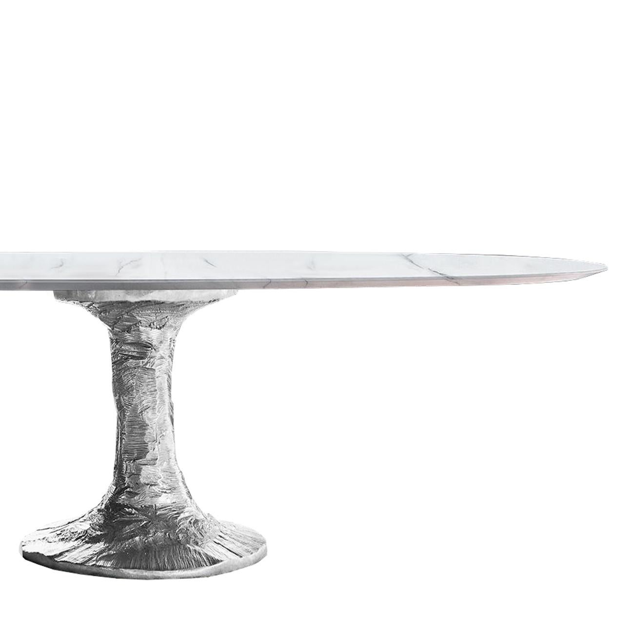 Table Perenza oval with white carrara marble top,
reinforced with metal frame below. On casted aluminium
base. Base diameter: 68cm.
Also available in L 200 x D 105 x H7 5cm, price: 12900,00€.
