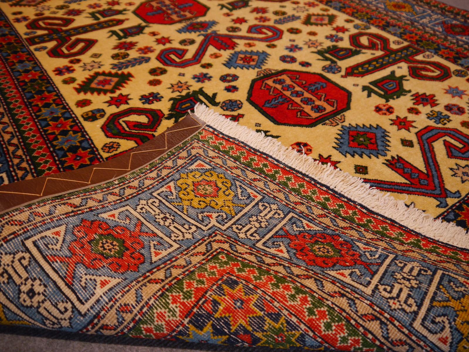 Perepedil Kazak Rug Hand Knotted in Azerbaijan Vintage Semi Antique Rug In Good Condition For Sale In Lohr, Bavaria, DE