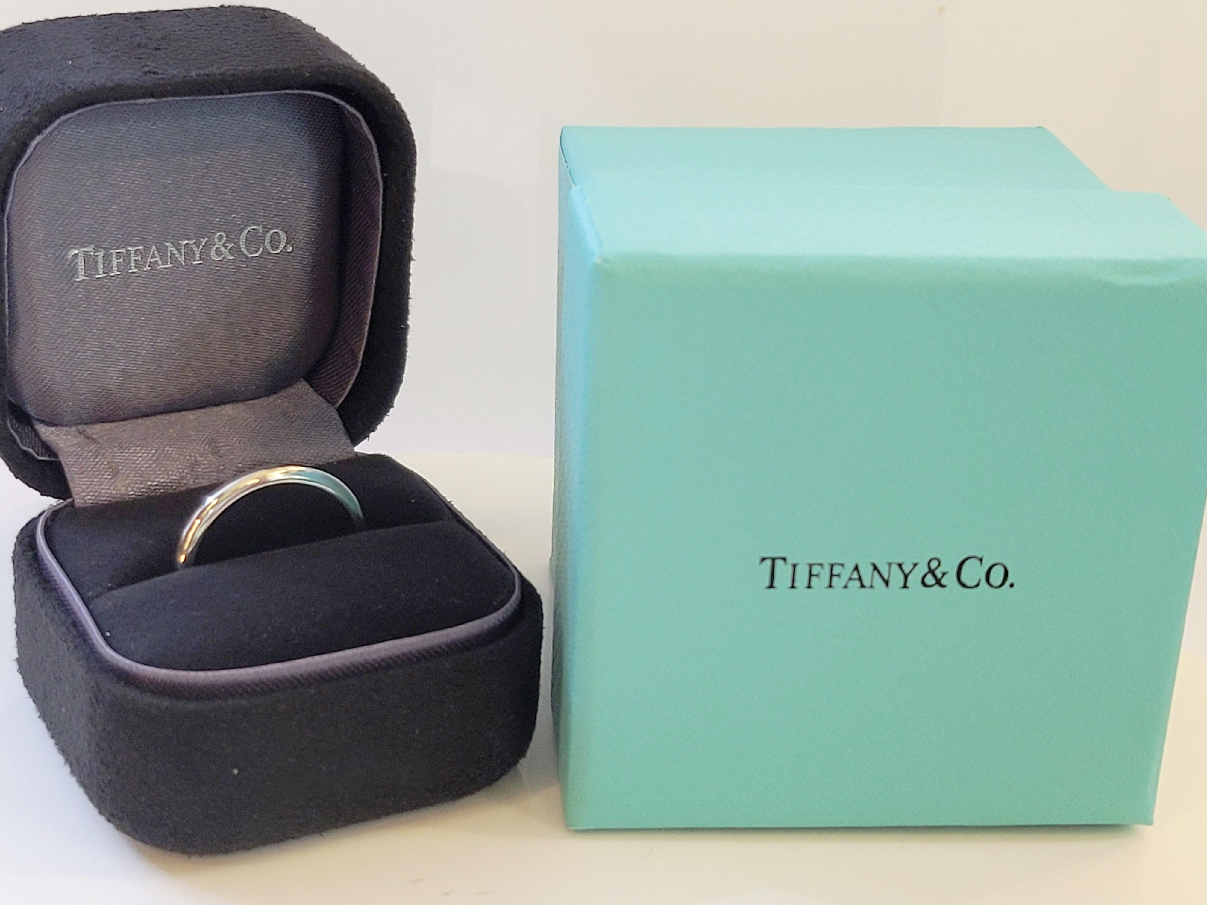 Peretti Tiffany & co platinum  wedding ring  2.2 mm size 6.5 In Excellent Condition For Sale In New York, NY