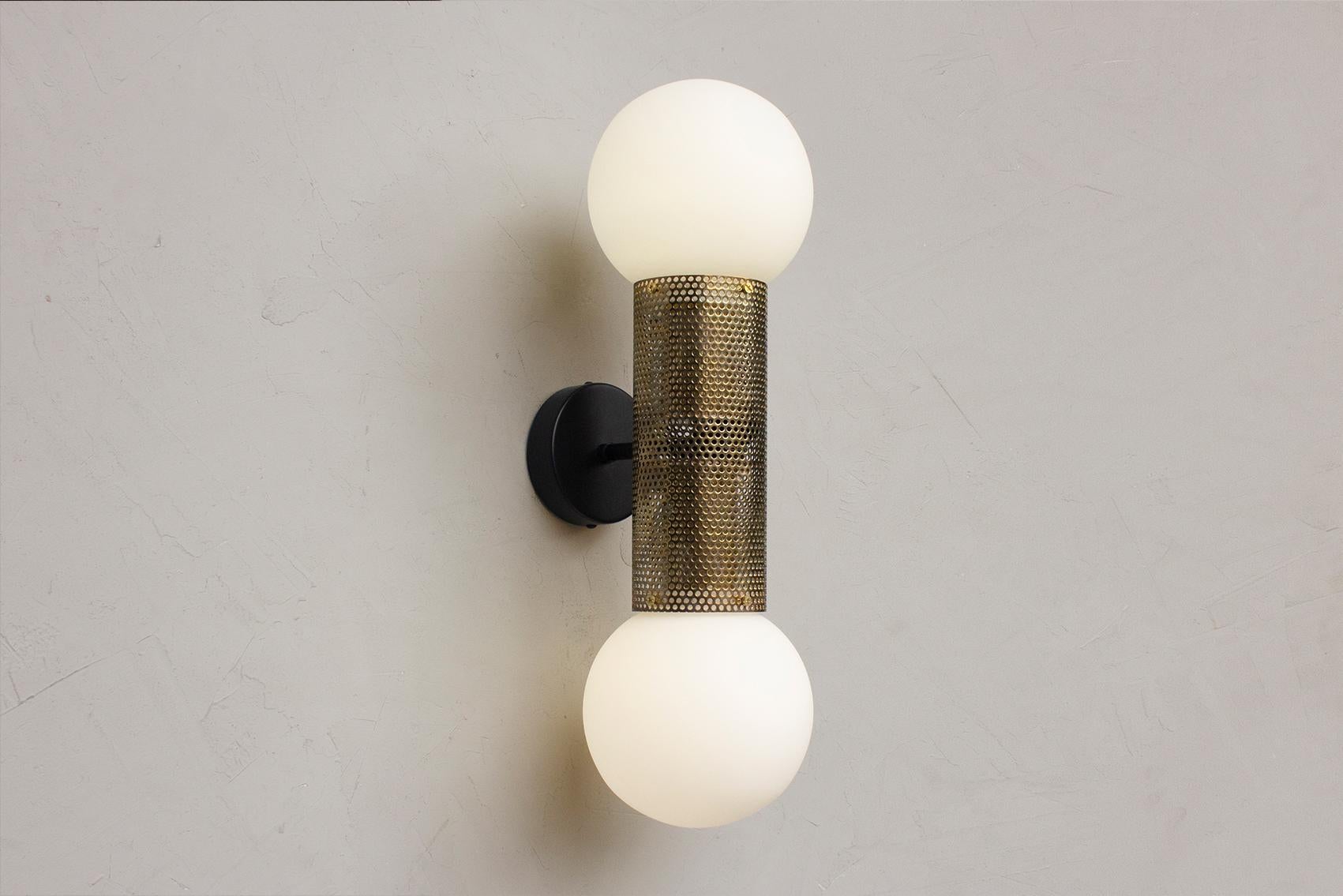 Doublez le plaisir avec l'applique double Perf. Combinant un verre opale soufflé à la main et un boîtier en métal perforé, l'applique Perf est un luminaire décoratif élémentaire et polyvalent.
Utilisant deux ampoules LED à faible consommation