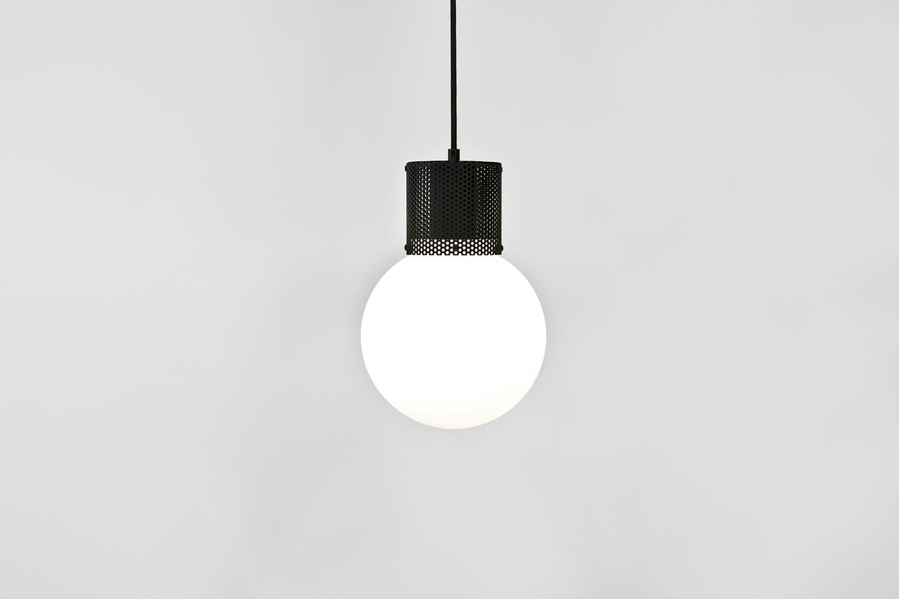 XXIe siècle et contemporain Lampe à suspension Perf tube en laiton perforé de taille moyenne, abat-jour rond en verre en vente
