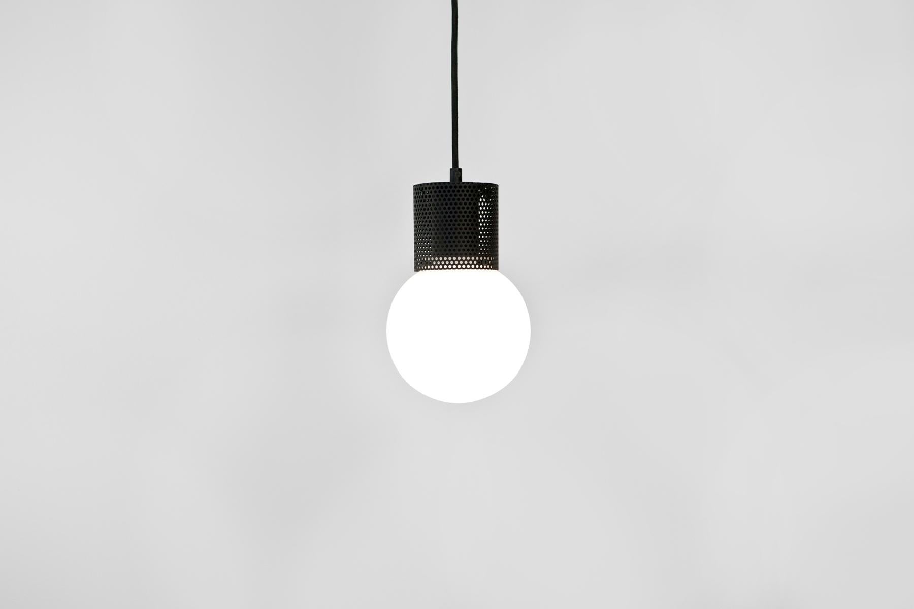 Perf-Pendelleuchte, kleine Messing- perforierte Röhre, runder Kugelschirm aus Glas (21. Jahrhundert und zeitgenössisch)
