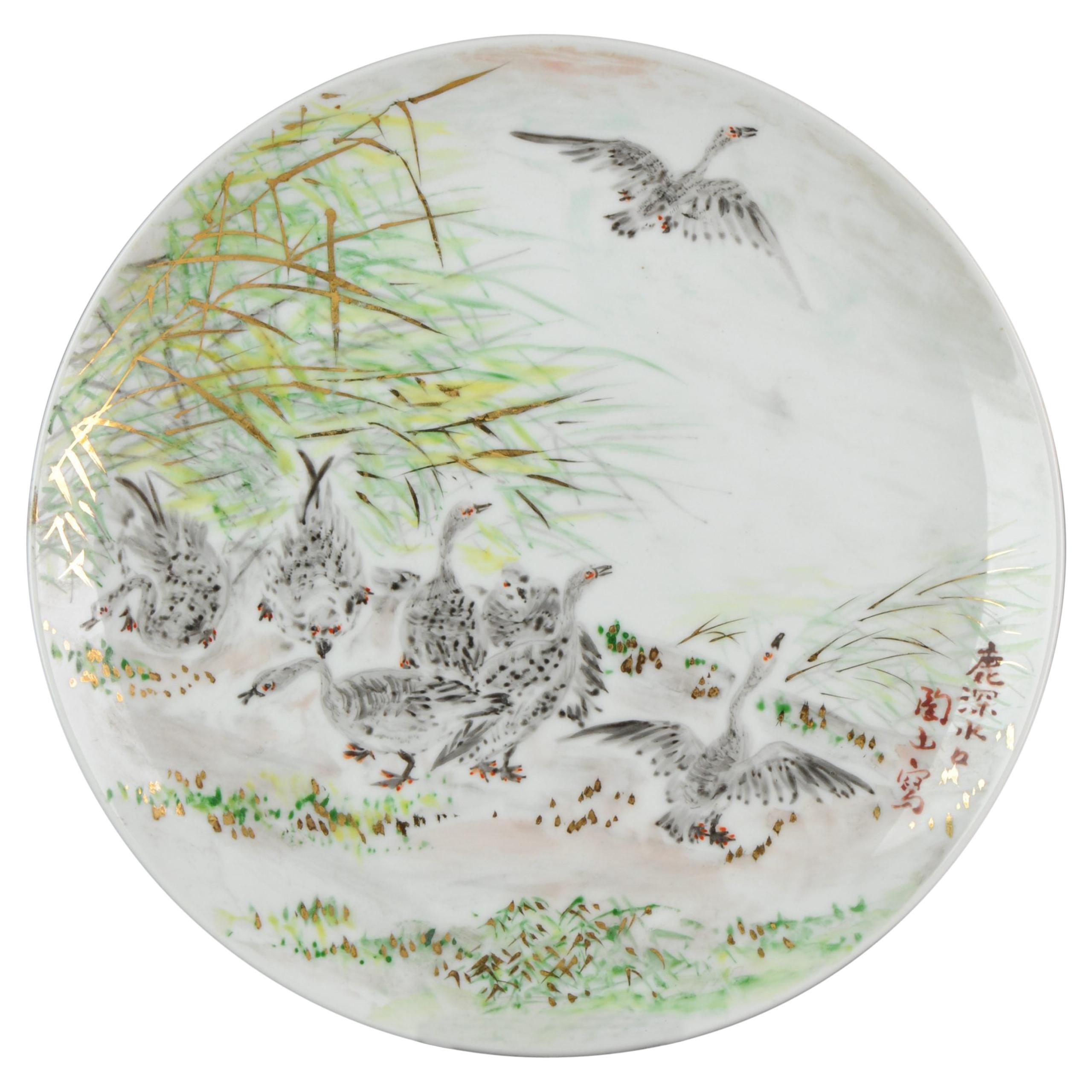 Japanisches Porzellan des 20. und 21. Jahrhunderts, Platzteller mit Vögeln und Hasen in Landschaft