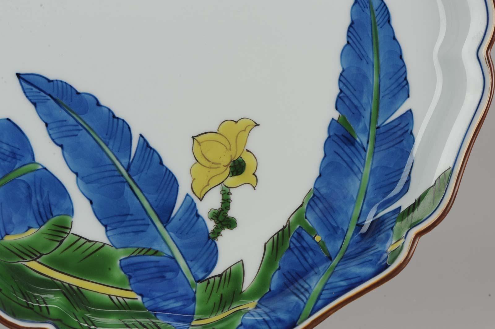 Japanische Porzellanschale des 20. Jahrhunderts mit Blumen und Blättern, markiert im Angebot 4