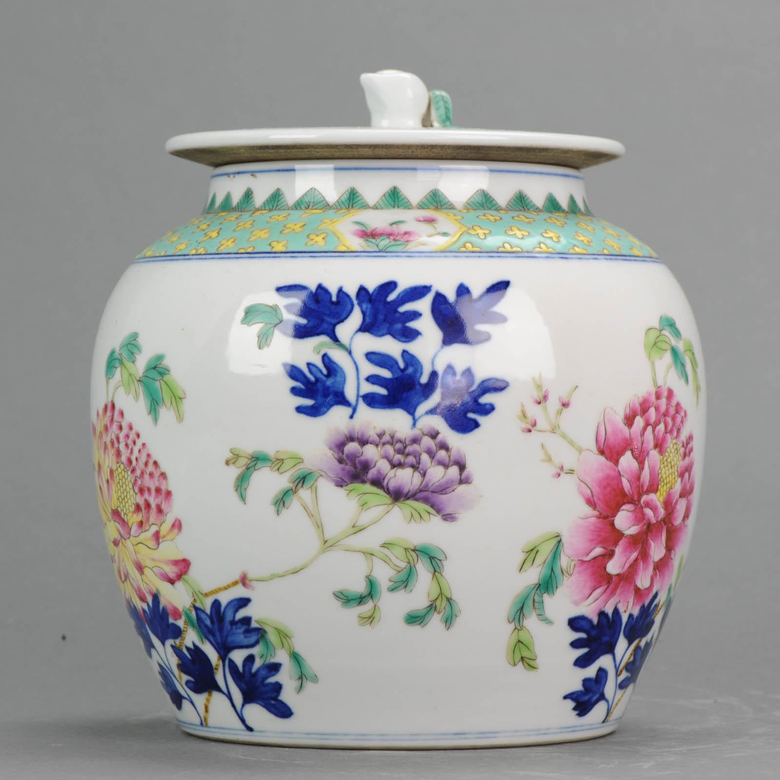 Lovely Chinese Porcelain Lidded Jar, amazing colors and patterns.

Bought in Hong Kong in 1978Lovely Chinese Porcelain Ginger Jar.. marked base

Condition
Overall condition, perfect. Size 170mm high

Period
20th century PRoC