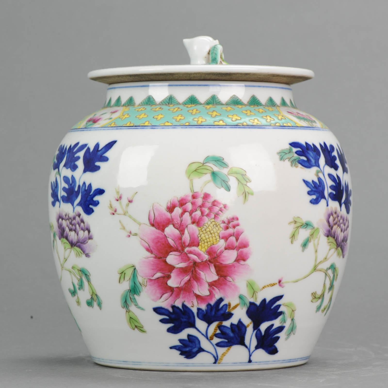 Chinois Parfait pot à couvercle PRoC en porcelaine chinoise Jingdezhen du 20ème siècle Famille Rose en vente