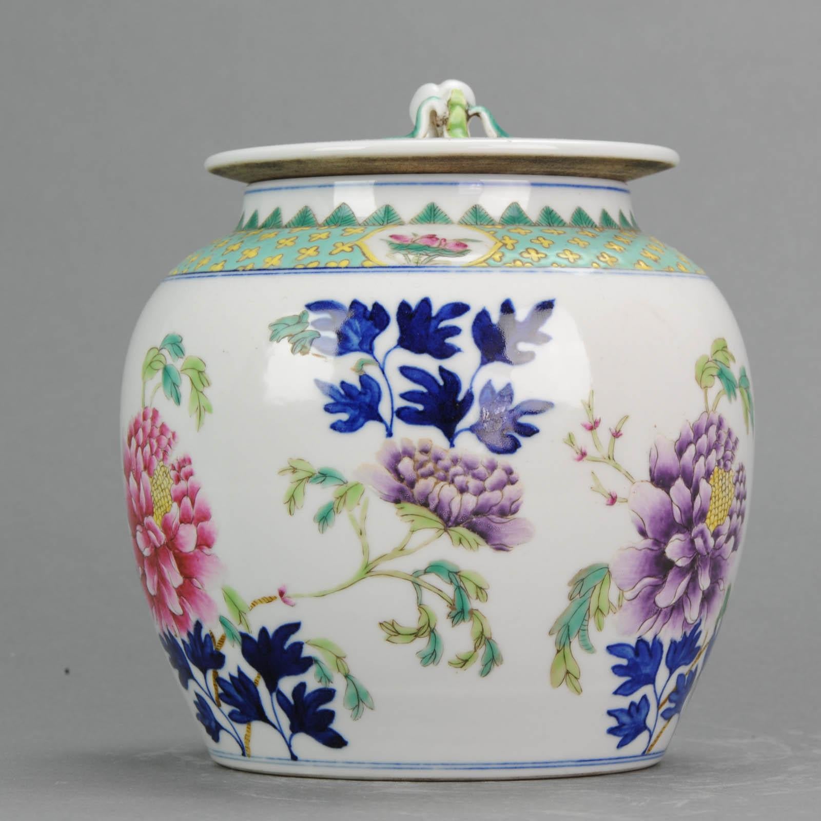 Perfecta porcelana china del siglo XX Jingdezhen PRoC Tarro con tapa Famille Rose en Excelente estado para la venta en Amsterdam, Noord Holland