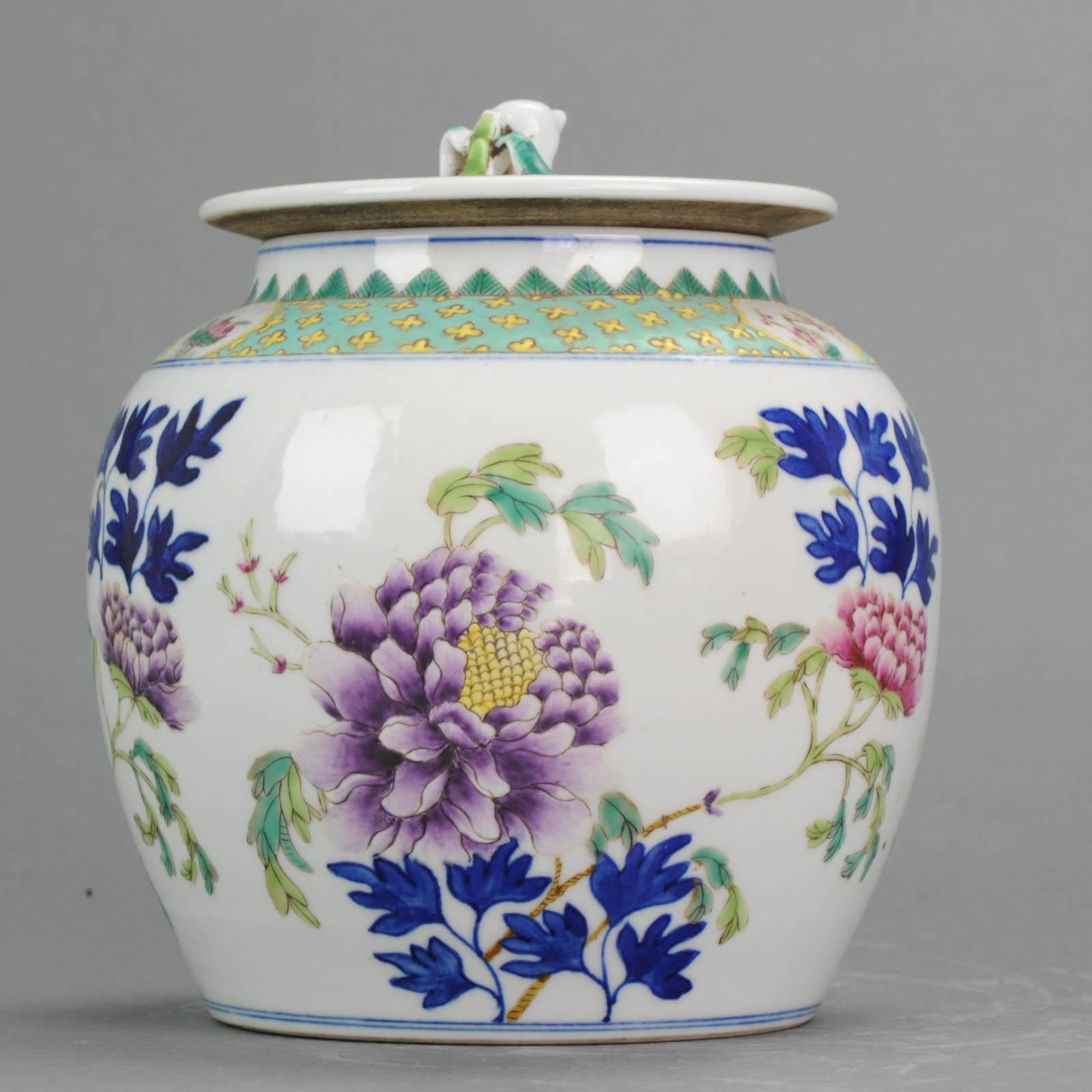 Perfect 20th Century Chinese Porcelain Jingdezhen PRoC Lidded Jar Famille Rose For Sale 2