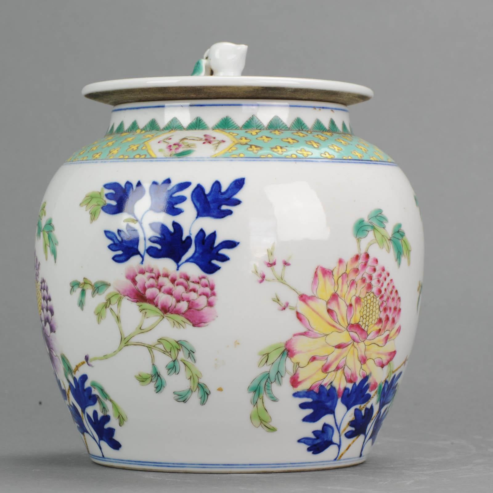 Perfect 20th Century Chinese Porcelain Jingdezhen PRoC Lidded Jar Famille Rose For Sale 3