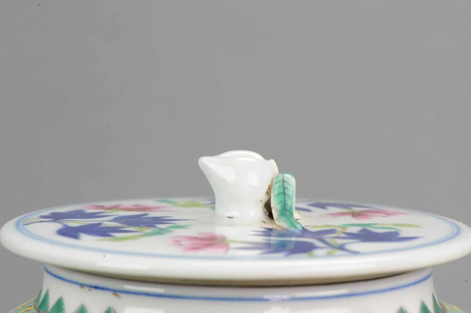 Parfait pot à couvercle PRoC en porcelaine chinoise Jingdezhen du 20ème siècle Famille Rose en vente 3