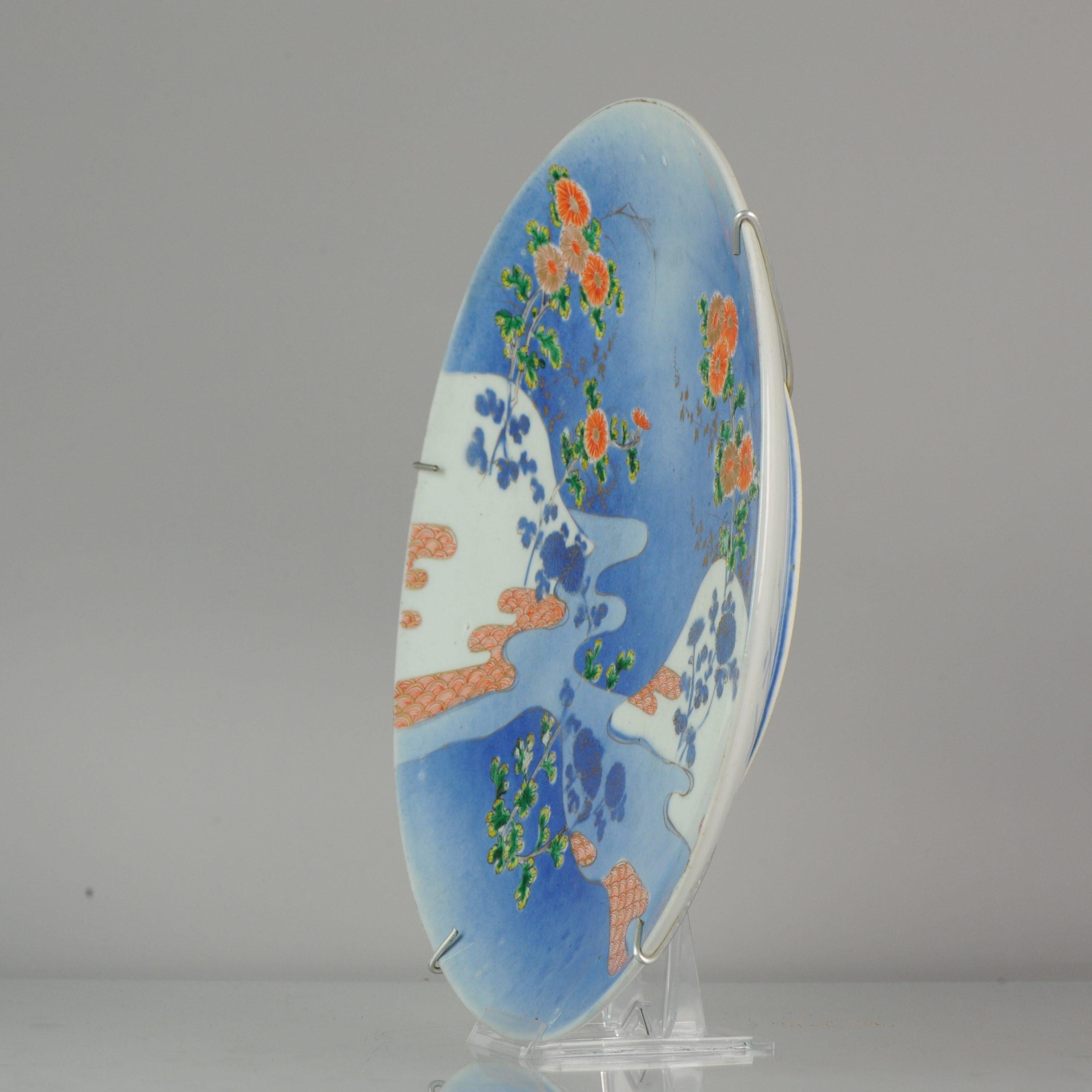 Meiji Parfaite Antiquité circa 1900 Chargeur coloré Porcelaine Fleurs Japonaises en vente