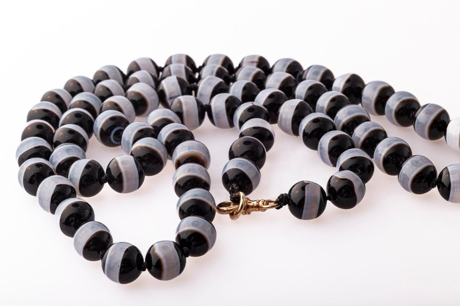 Taglio rotondo Perfetta collana di agata a bande da 40 pollici, 1860 ca. in vendita