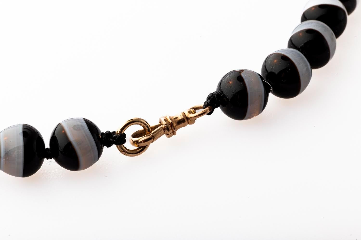 Perfetta collana di agata a bande da 40 pollici, 1860 ca. in vendita 1