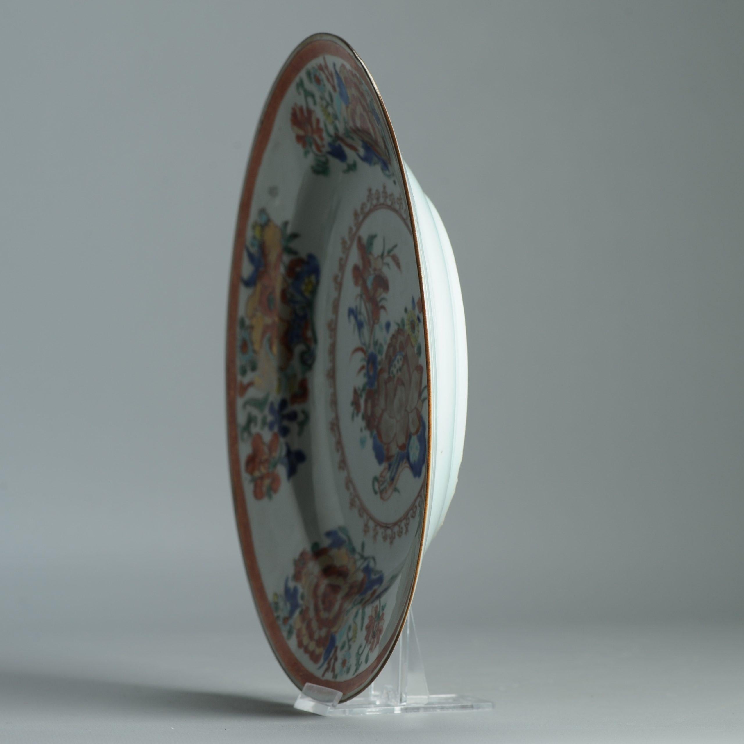 Perfetto piatto antico in porcellana cinese del XVIII secolo A.I.C. / Qianlong Fencai Fiore in vendita 4