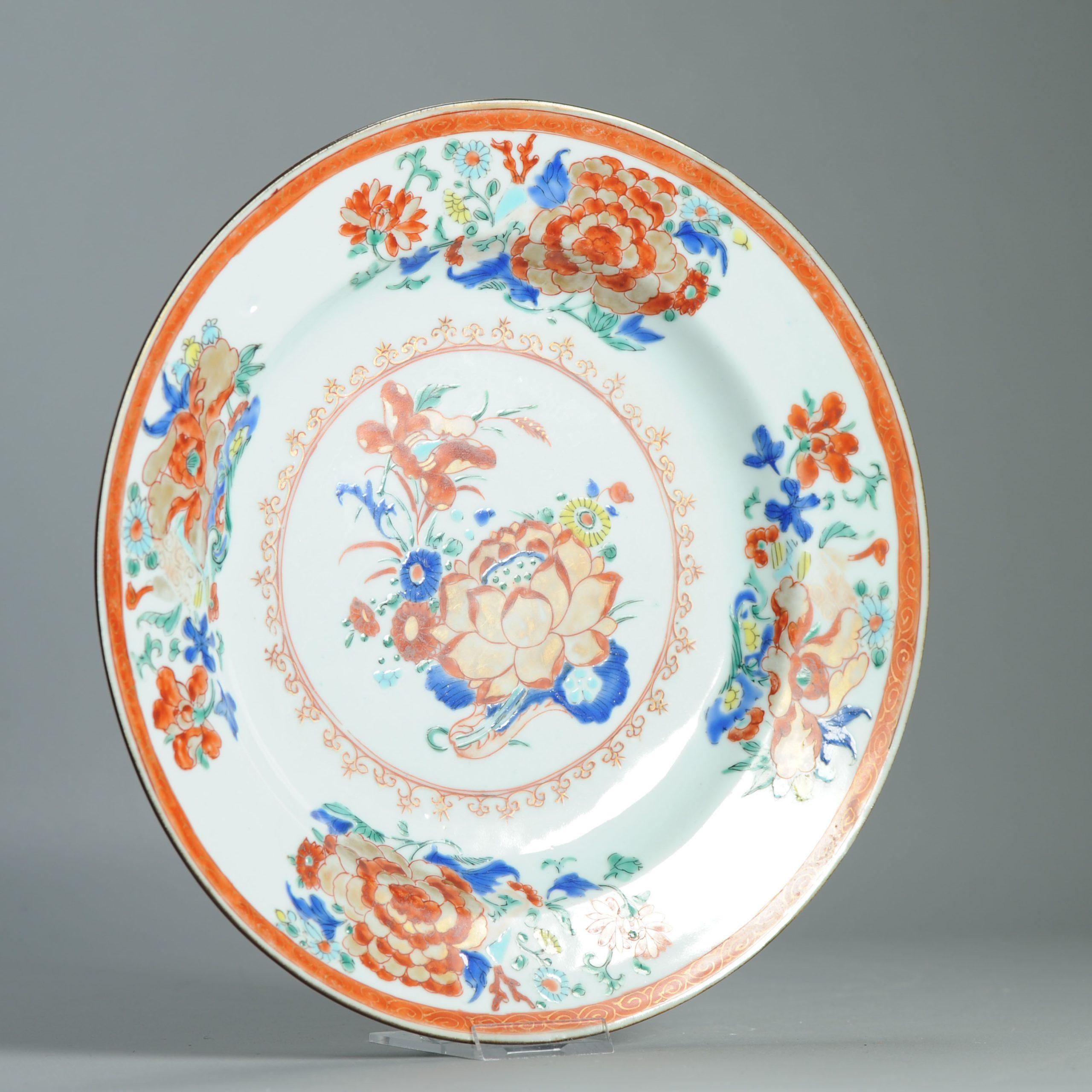 Qing Perfetto piatto antico in porcellana cinese del XVIII secolo A.I.C. / Qianlong Fencai Fiore in vendita