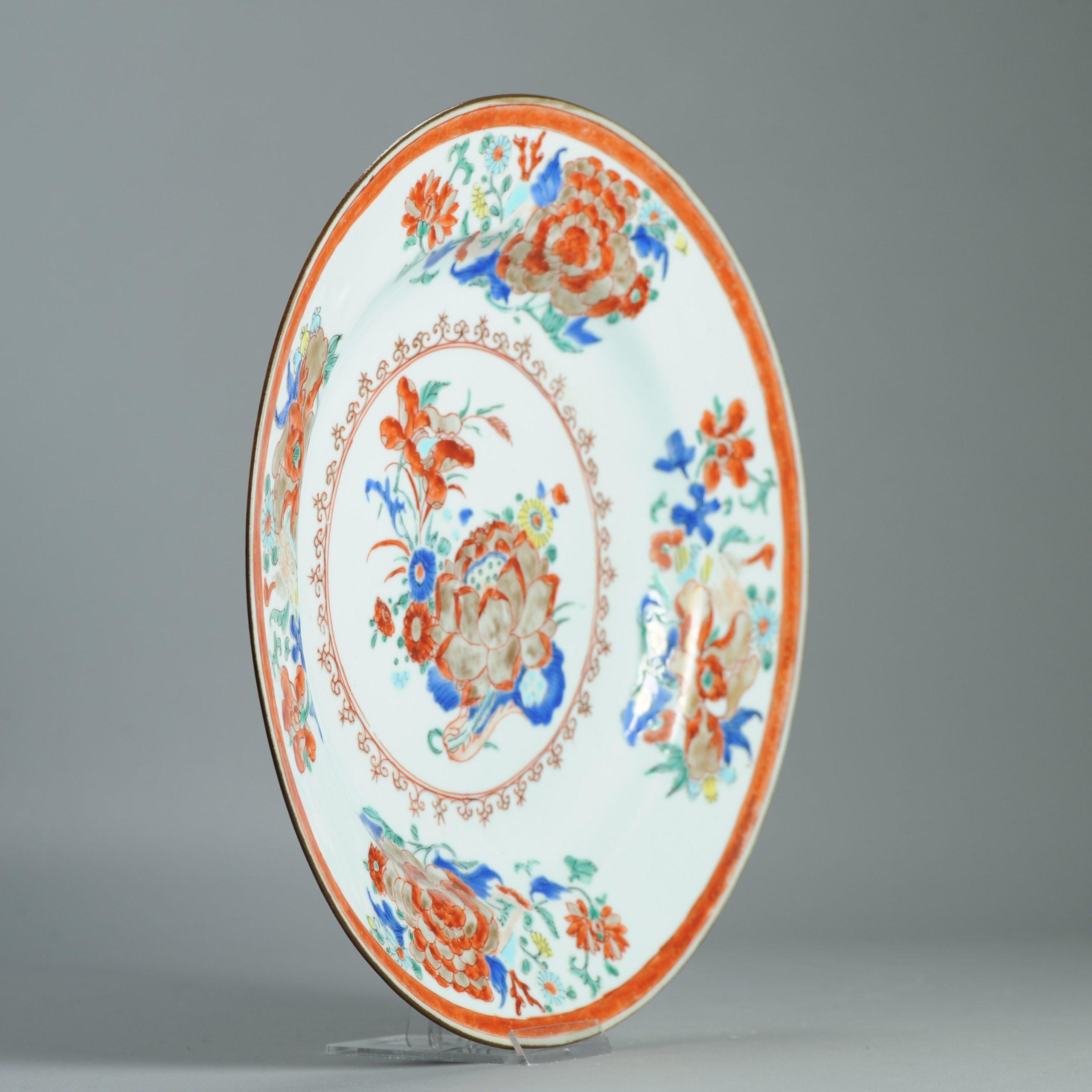 Cinese Perfetto piatto antico in porcellana cinese del XVIII secolo A.I.C. / Qianlong Fencai Fiore in vendita