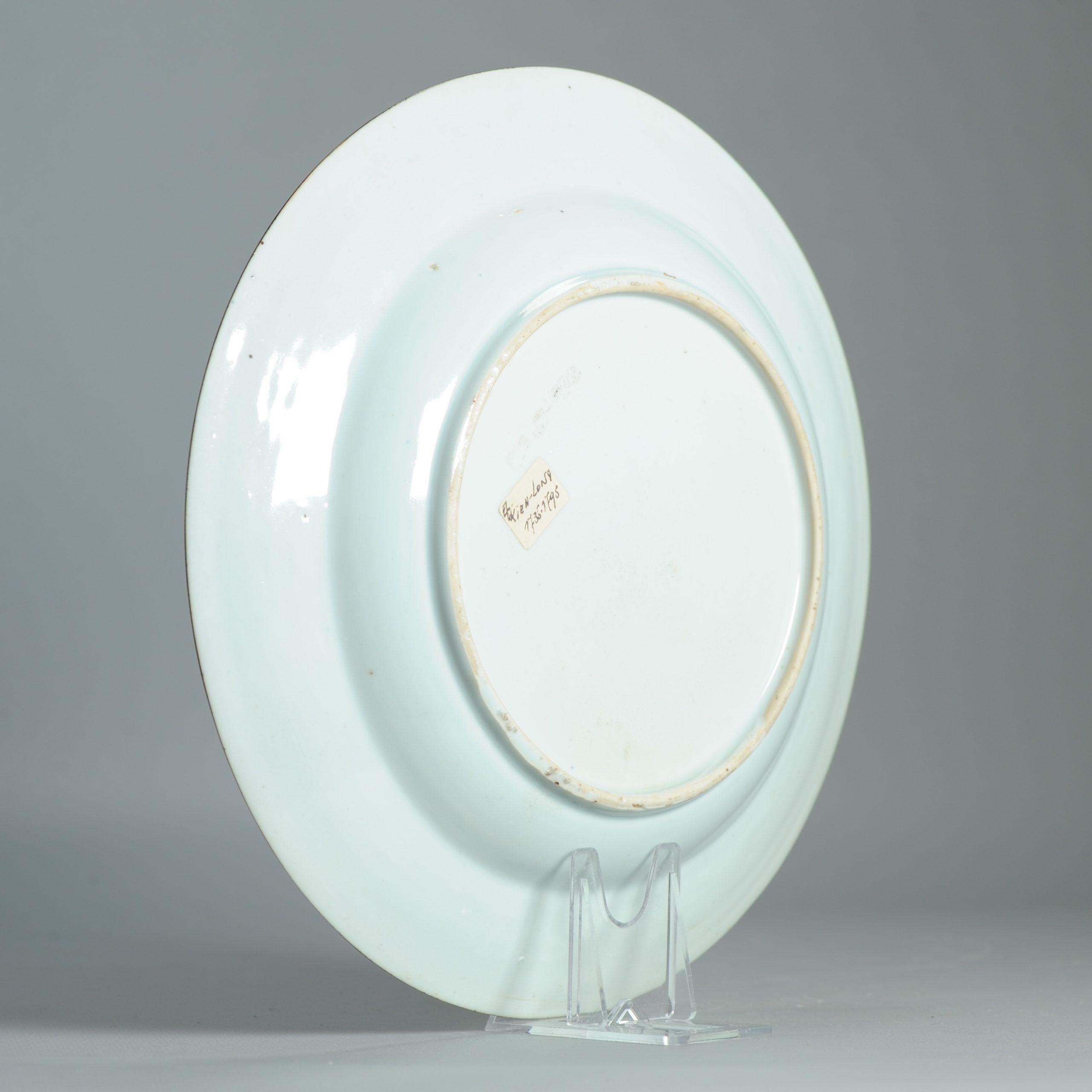 Perfetto piatto antico in porcellana cinese del XVIII secolo A.I.C. / Qianlong Fencai Fiore In condizioni buone in vendita a Amsterdam, Noord Holland