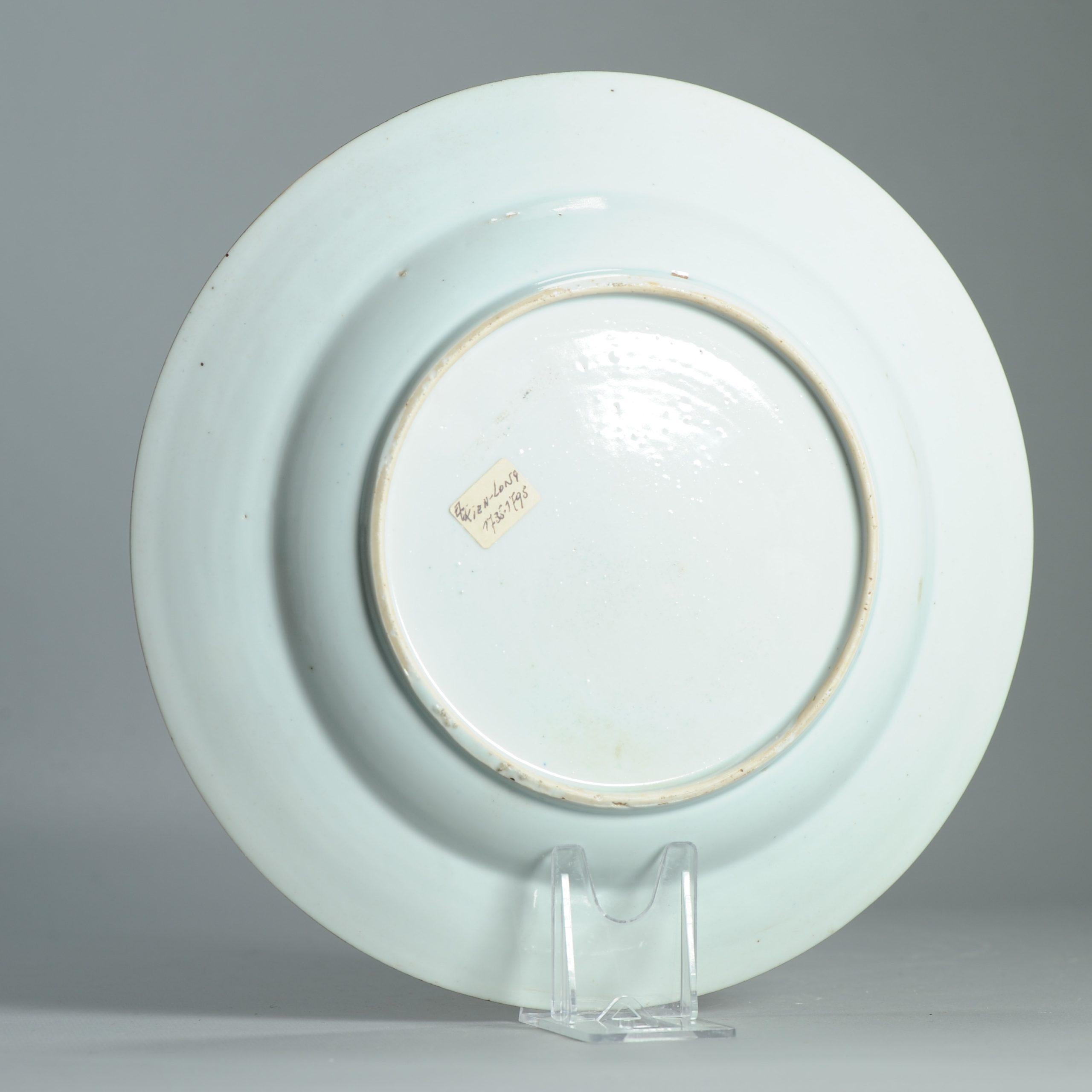 Fino al XVIII secolo Perfetto piatto antico in porcellana cinese del XVIII secolo A.I.C. / Qianlong Fencai Fiore in vendita