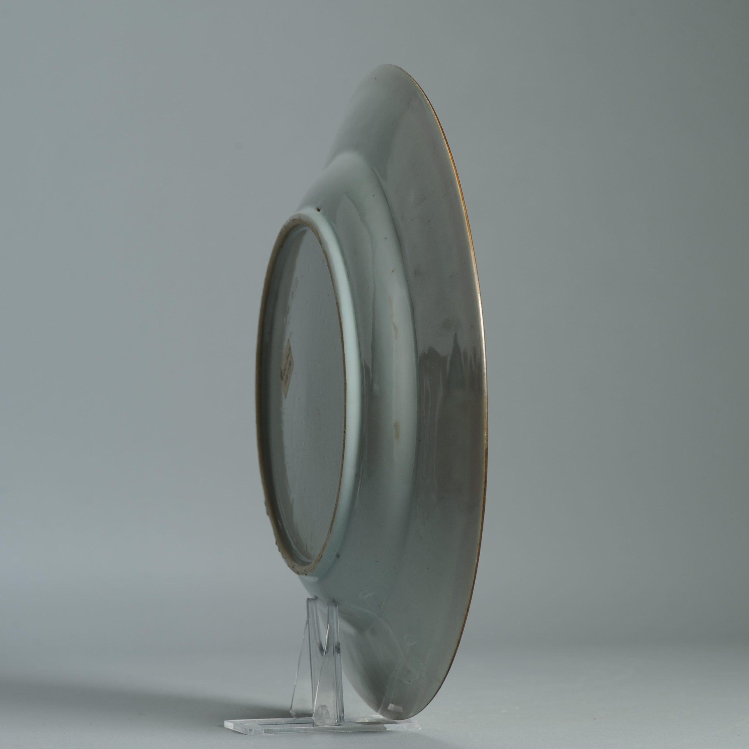 Porcellana Perfetto piatto antico in porcellana cinese del XVIII secolo A.I.C. / Qianlong Fencai Fiore in vendita