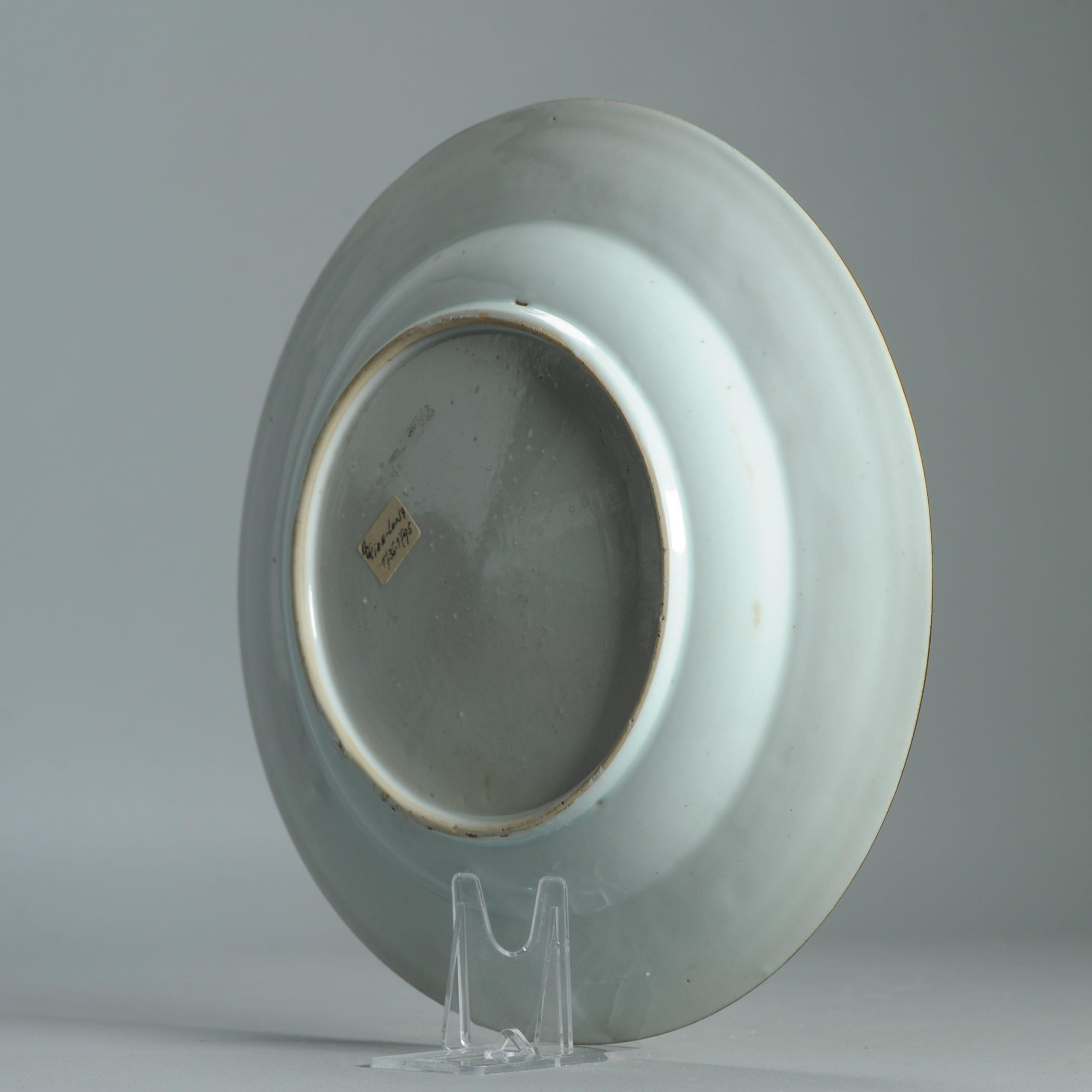 Perfetto piatto antico in porcellana cinese del XVIII secolo A.I.C. / Qianlong Fencai Fiore in vendita 1