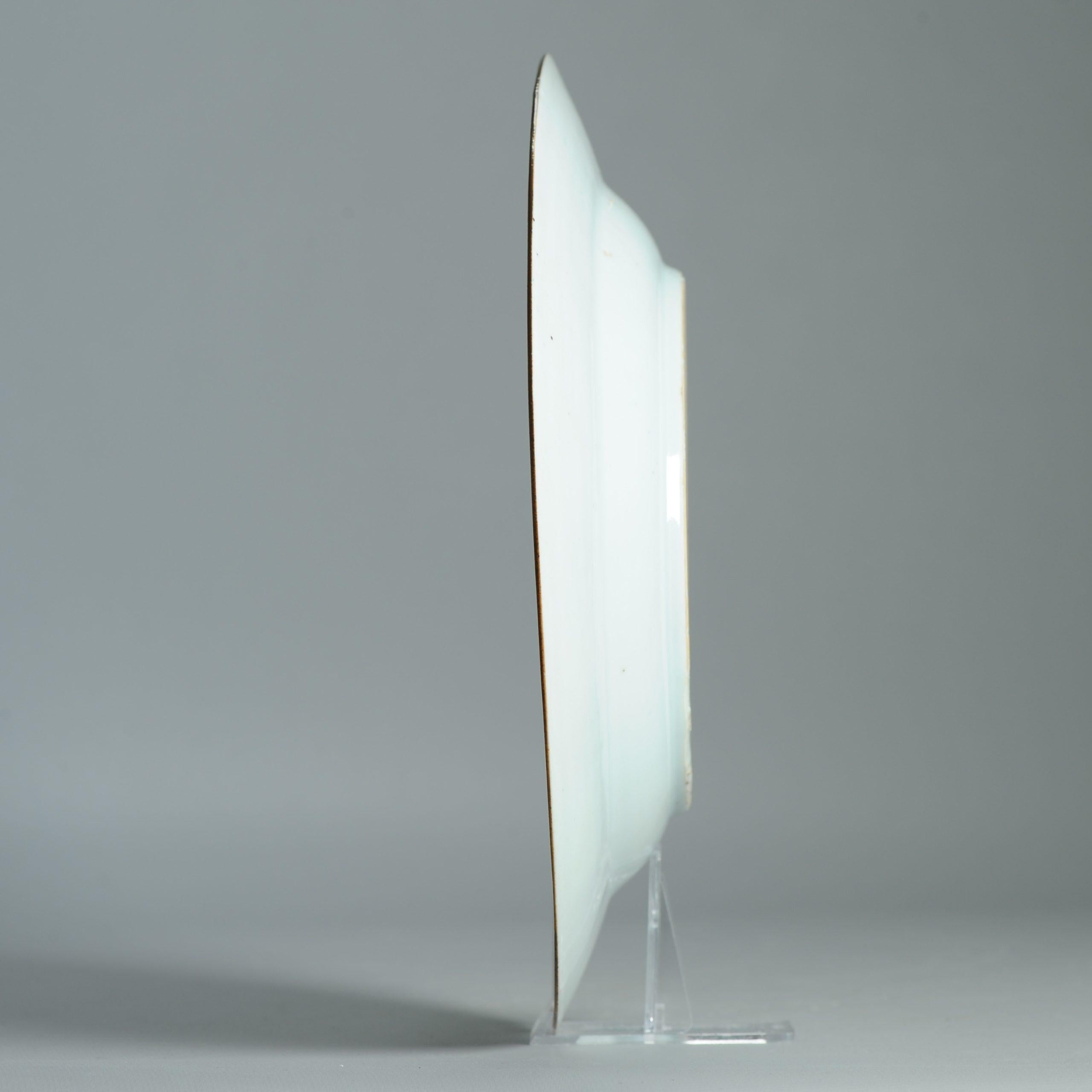 Perfetto piatto antico in porcellana cinese del XVIII secolo A.I.C. / Qianlong Fencai Fiore in vendita 2