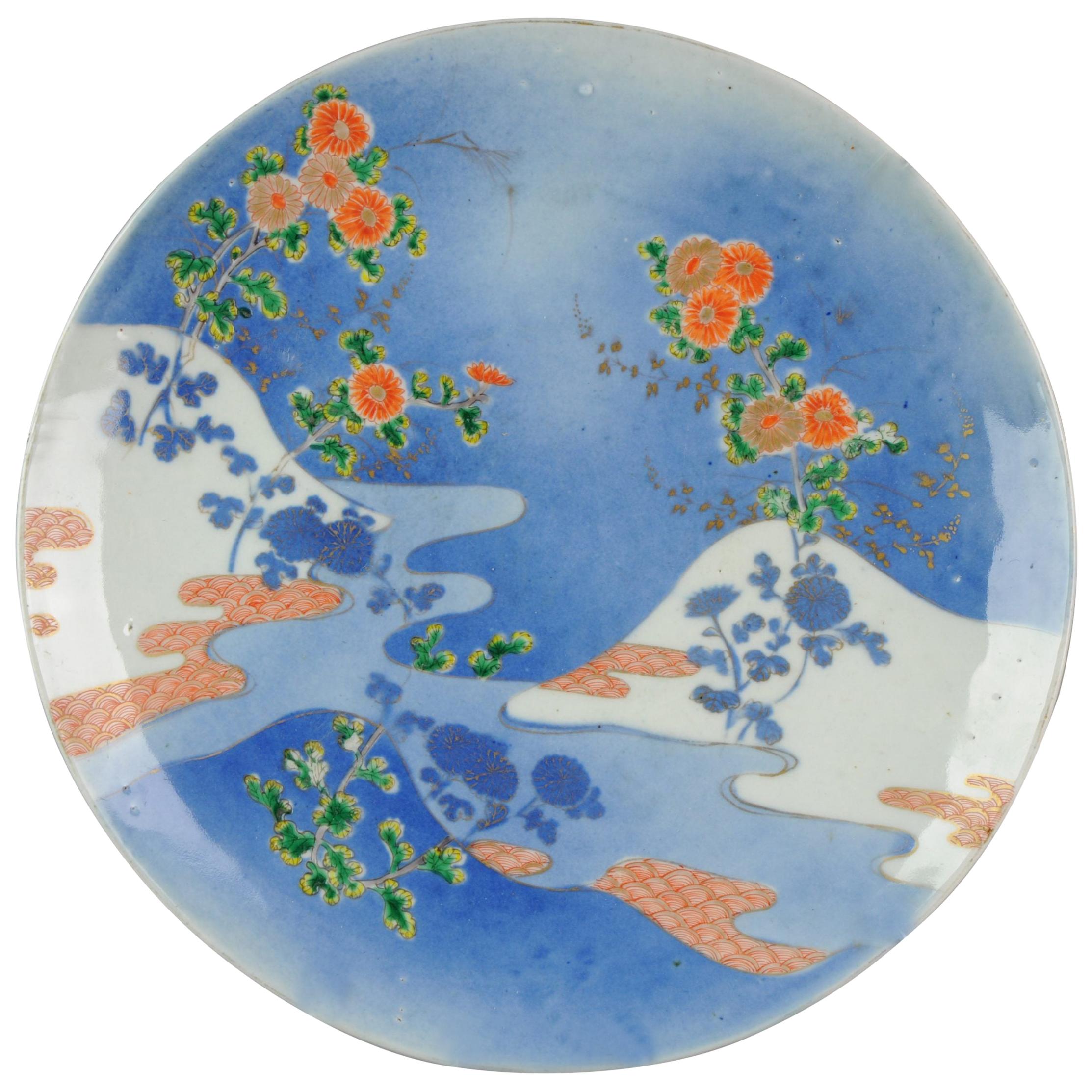 Parfaite Antiquité circa 1900 Chargeur coloré Porcelaine Fleurs Japonaises en vente