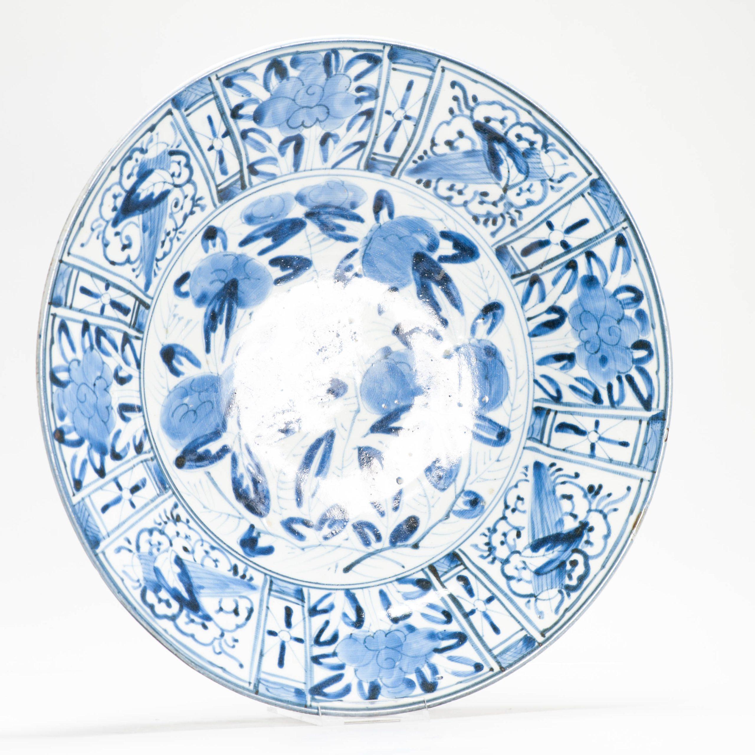 Parfaite assiette en porcelaine japonaise Arita Kraak d'époque Edo, vers 1680 Bon état - En vente à Amsterdam, Noord Holland
