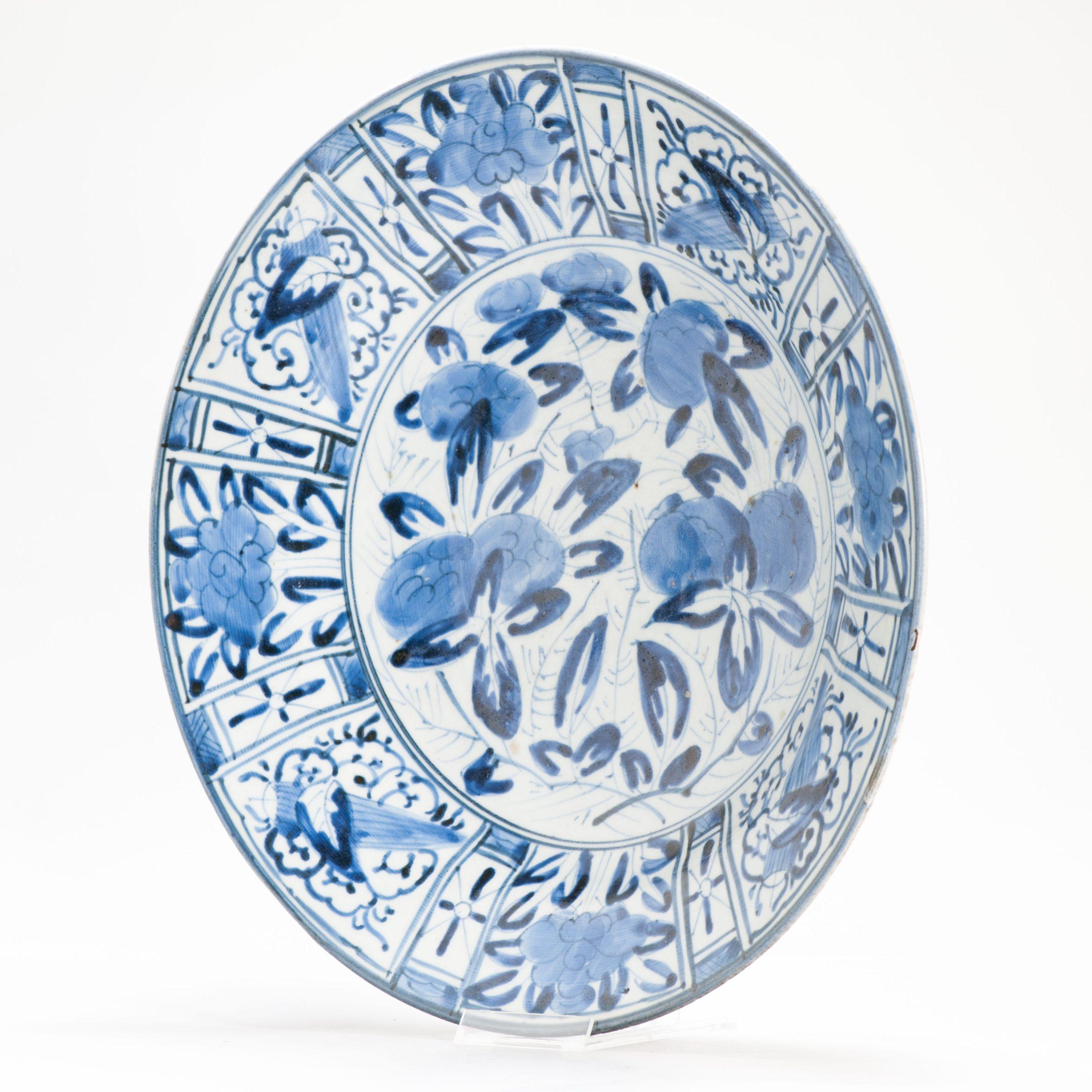 XVIIIe siècle et antérieur Parfaite assiette en porcelaine japonaise Arita Kraak d'époque Edo, vers 1680 en vente