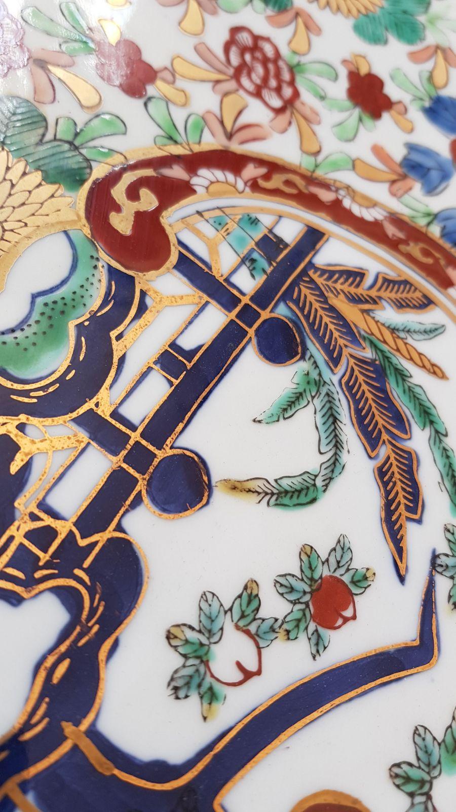 Perfekter farbenfroher Platzteller aus Porzellan aus der antiken Periode, japanisch markiert, 20. Jahrhundert im Zustand „Gut“ im Angebot in Amsterdam, Noord Holland