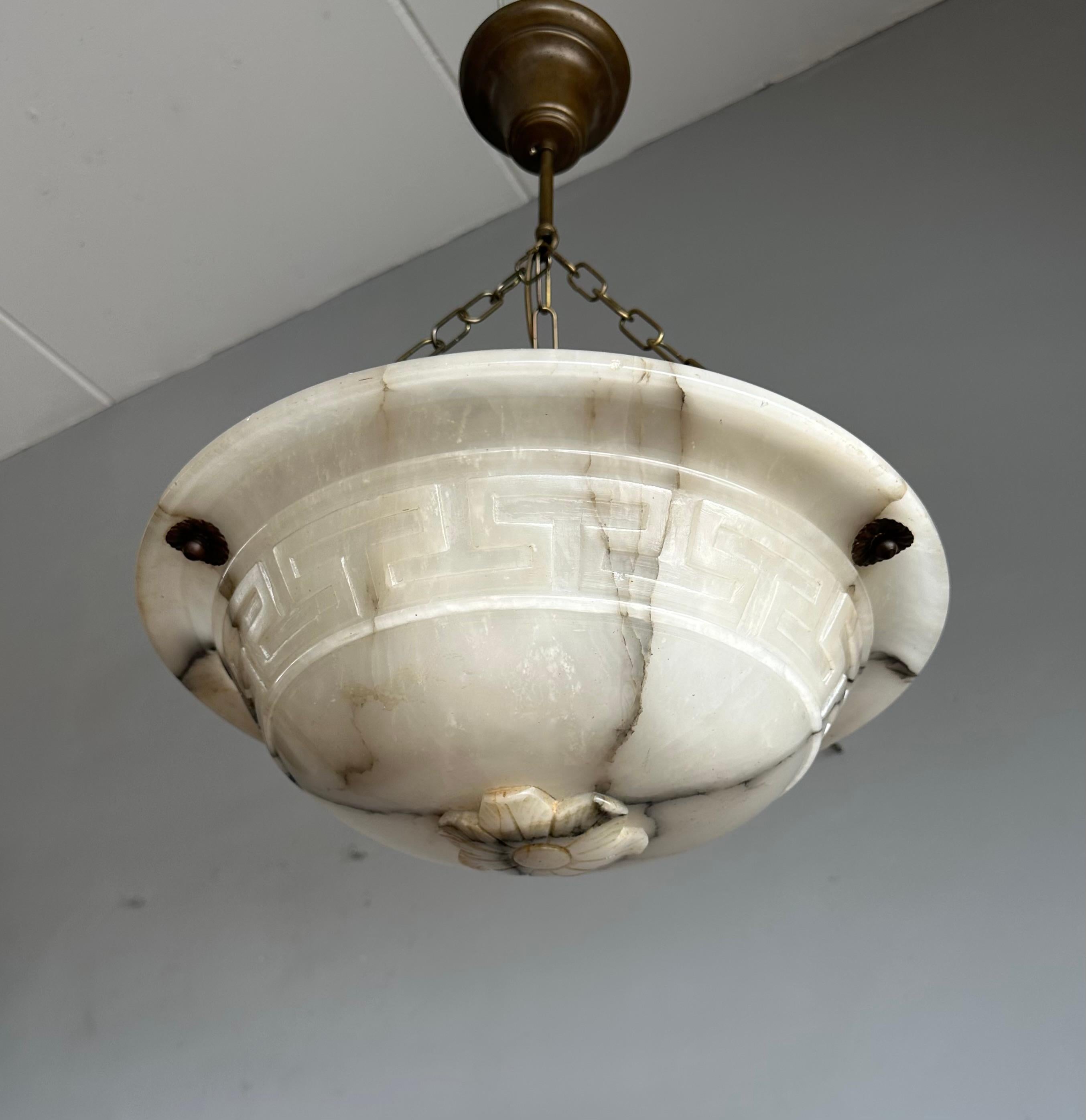 Perfetto pendente antico in alabastro bianco e nero con montaggio ad incasso w. Modello a chiave greca in vendita 3