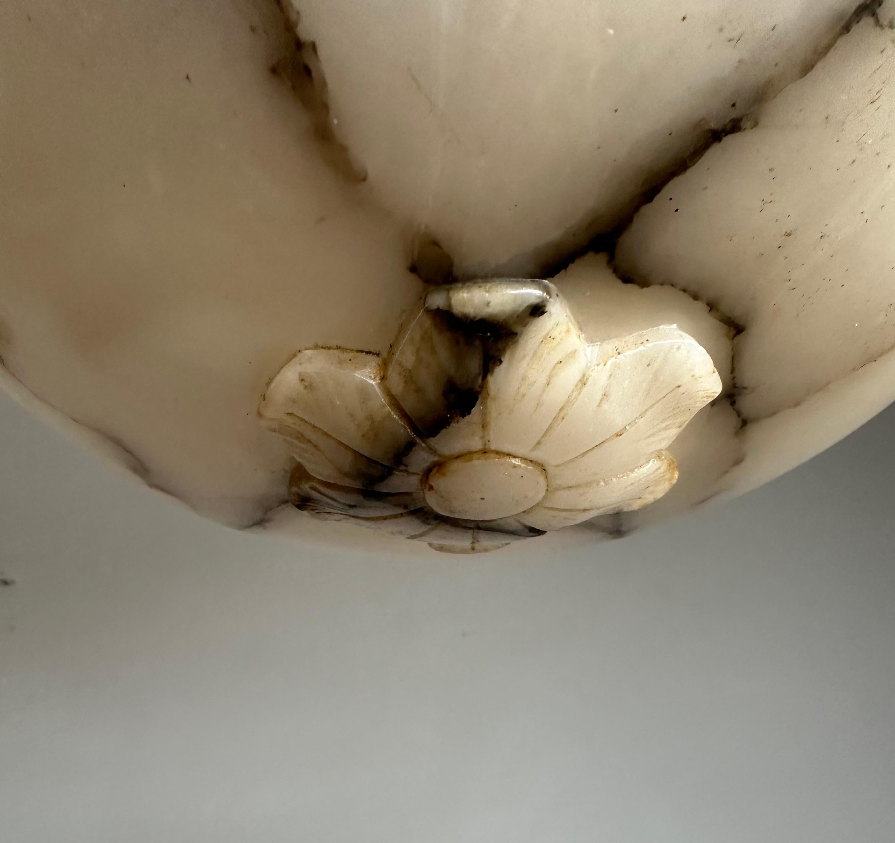 Perfetto pendente antico in alabastro bianco e nero con montaggio ad incasso w. Modello a chiave greca in vendita 9