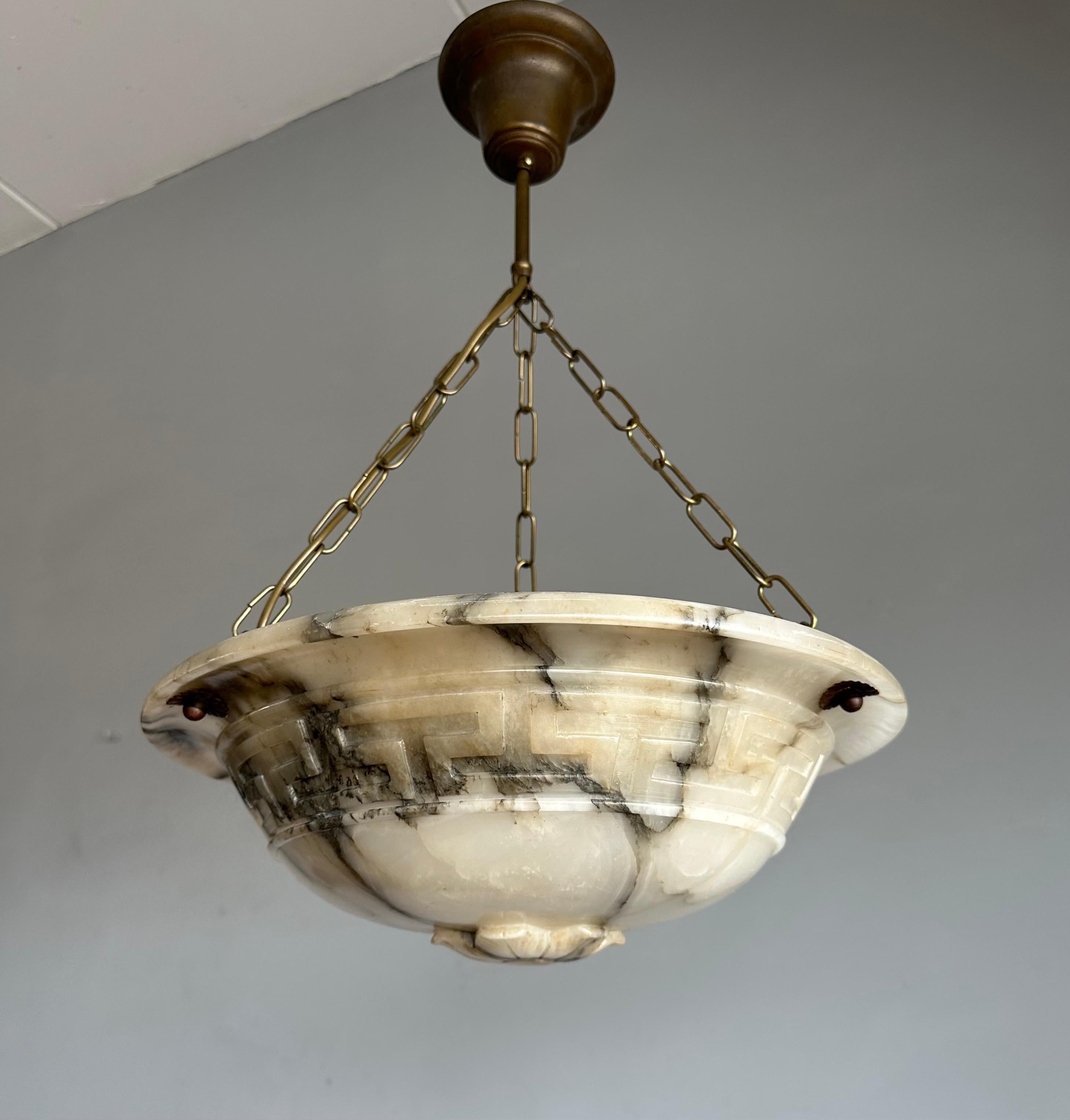 XX secolo Perfetto pendente antico in alabastro bianco e nero con montaggio ad incasso w. Modello a chiave greca in vendita