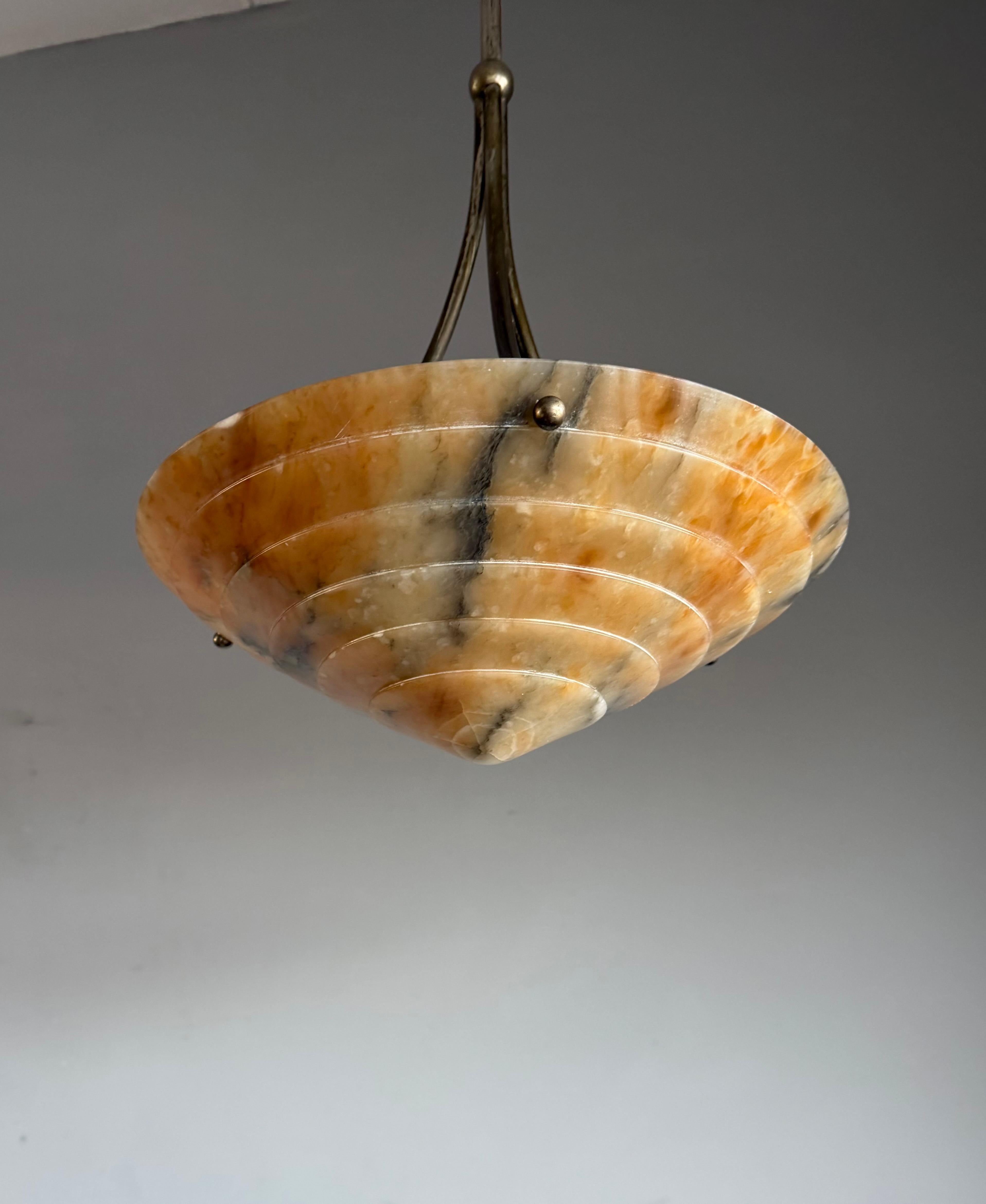 Raro e molto elegante, in buone condizioni e dal colore caldo, ciondolo a 1 luci in alabastro di grande qualità e design.

Questo raro apparecchio Art Deco, risalente ai tempi d'oro dell'Art Deco europea, è un'altra delle nostre recenti scoperte e