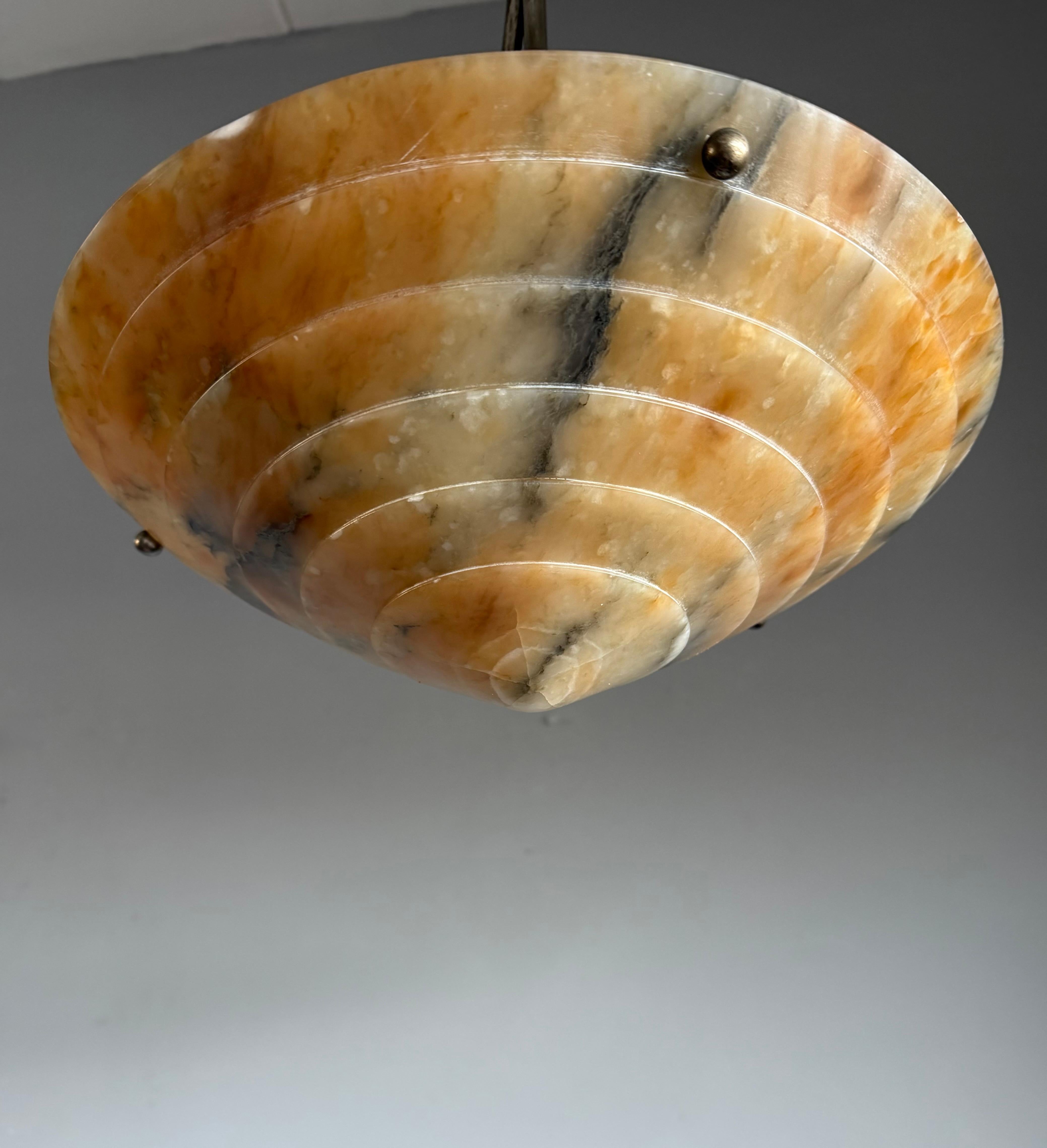 Francese Lampada da soffitto in alabastro a più strati, perfetta in stile Art Deco e con un diametro di 13,7