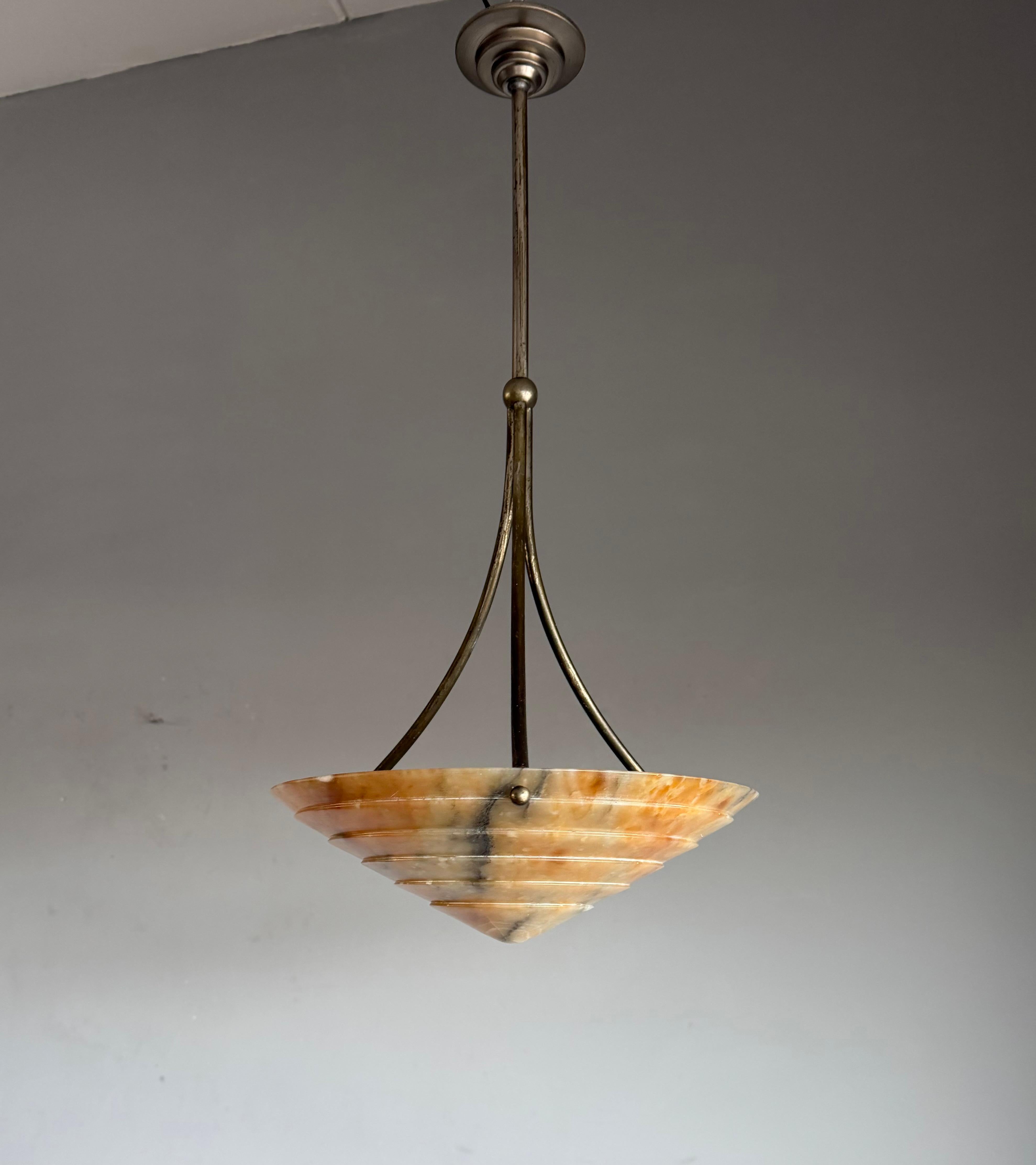 XX secolo Lampada da soffitto in alabastro a più strati, perfetta in stile Art Deco e con un diametro di 13,7