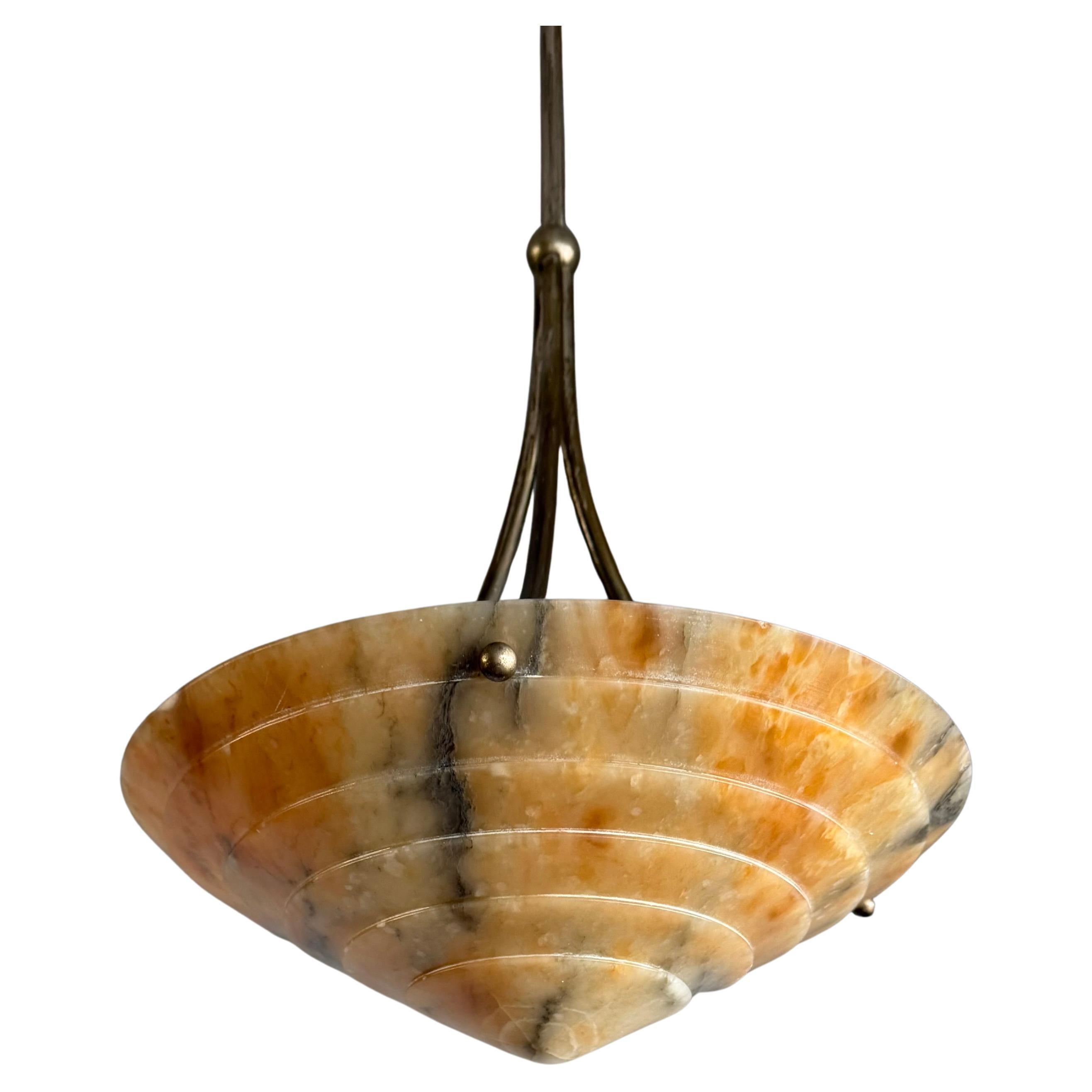 Lampada da soffitto in alabastro a più strati, perfetta in stile Art Deco e con un diametro di 13,7". in vendita