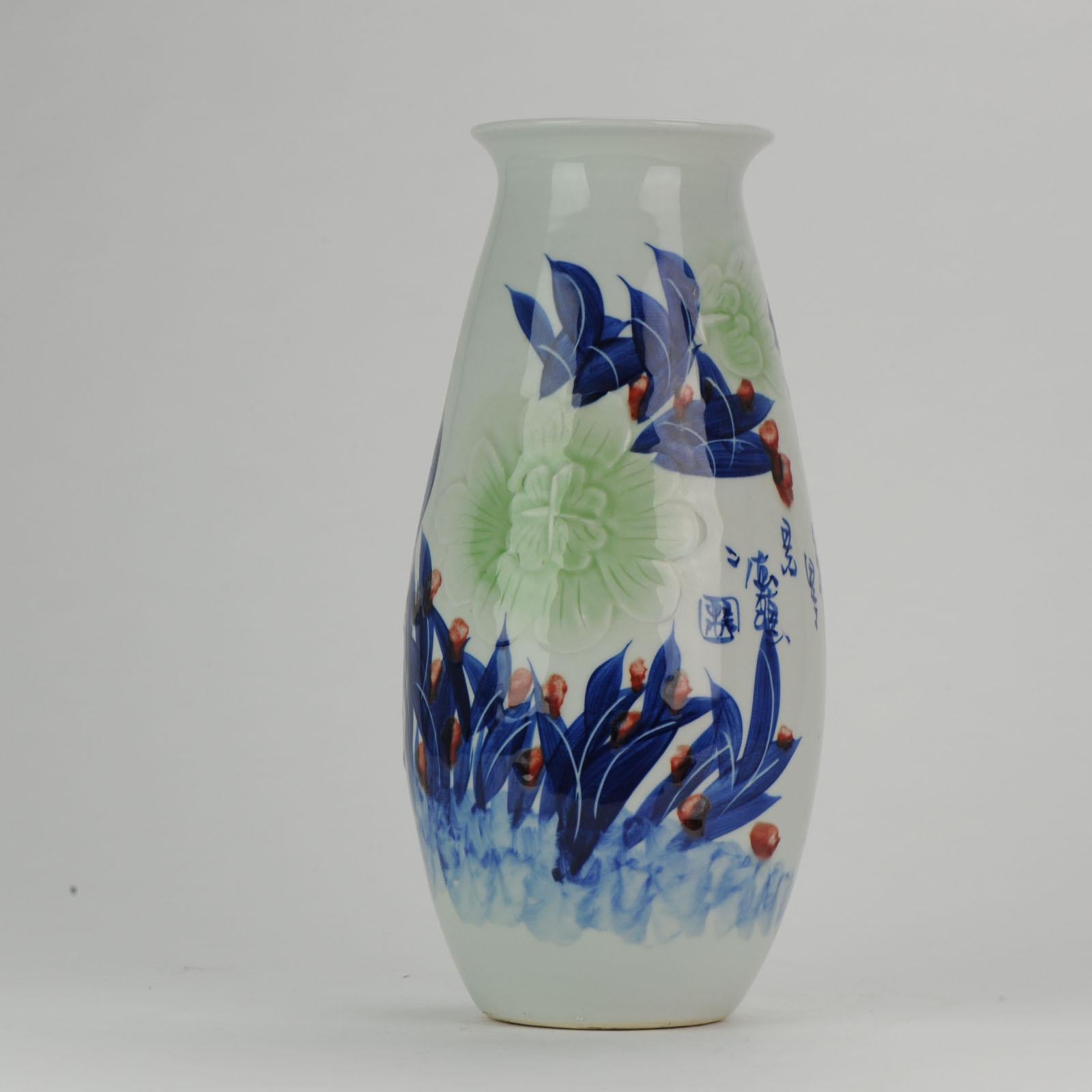 Chinesisches Porzellan PRoC Vase mit Blumen und Tulpen, ungewöhnliche Kalligrafie (20. Jahrhundert) im Angebot