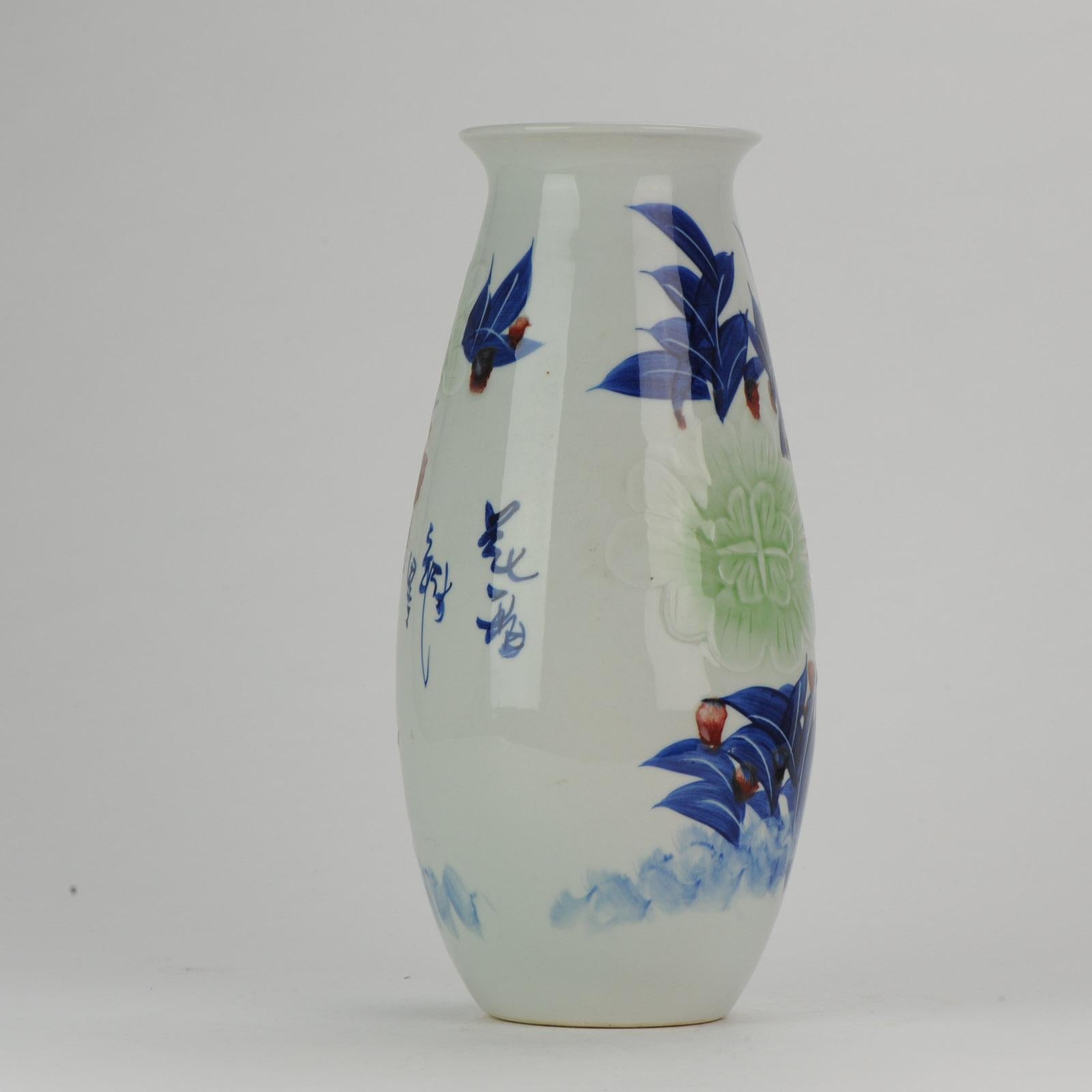 Chinesisches Porzellan PRoC Vase mit Blumen und Tulpen, ungewöhnliche Kalligrafie im Angebot 1