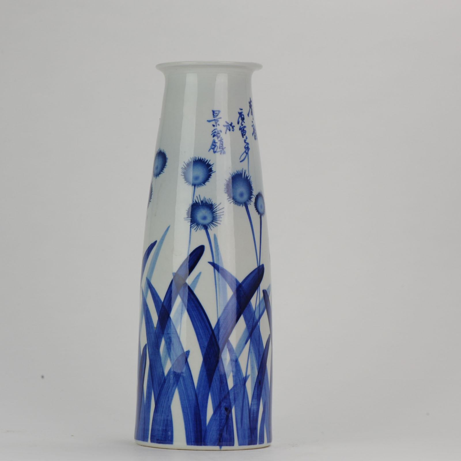Perfektes chinesisches Porzellan ProC Vase Blumen Tulpen Ungewöhnliche Kalligrafie (20. Jahrhundert) im Angebot
